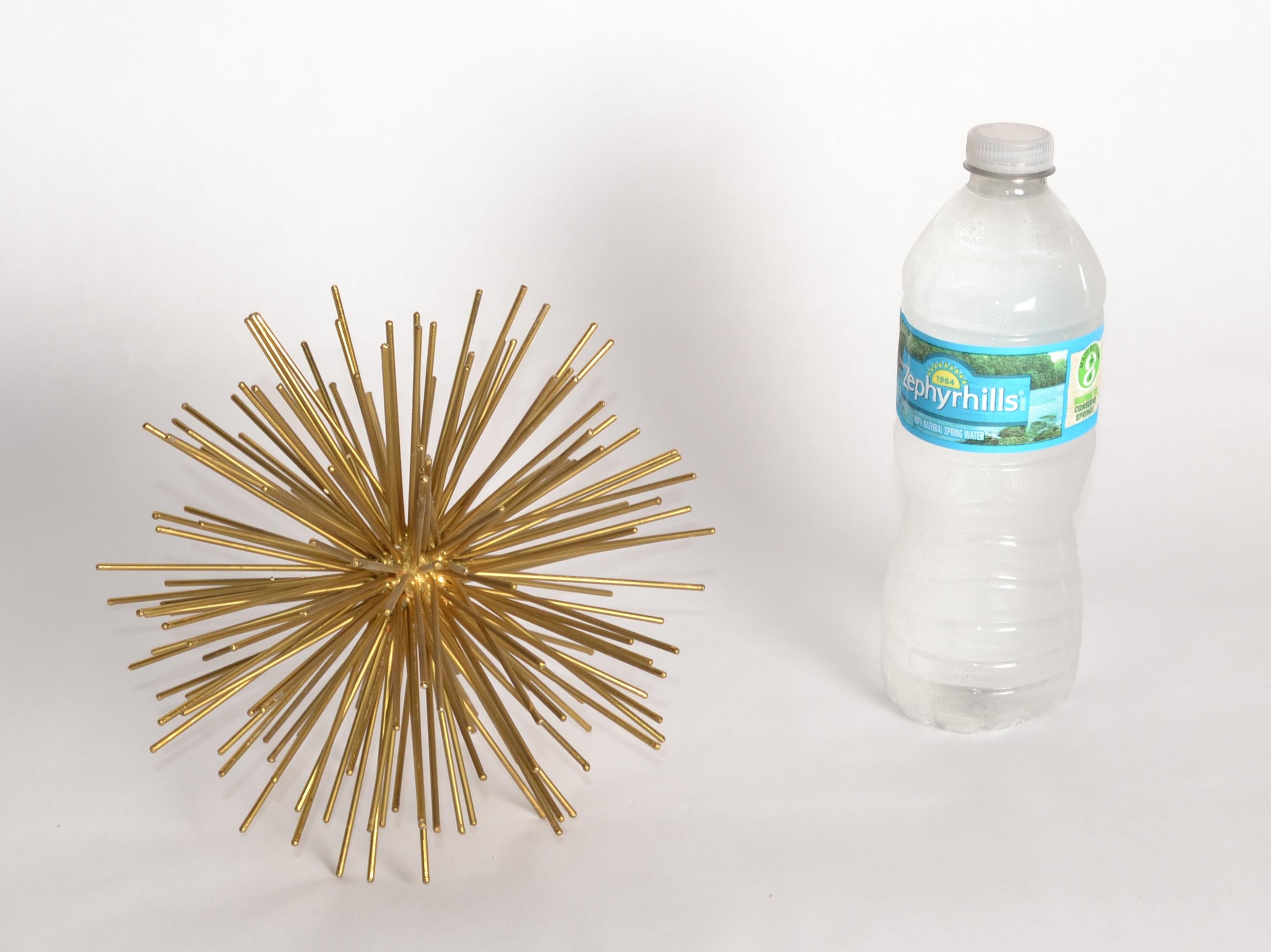 Scultura in metallo con piastra d'ottone degli anni '80 in stile Curtis Jere, a forma di stella di pom pom. In condizioni buone in vendita a Miami, FL