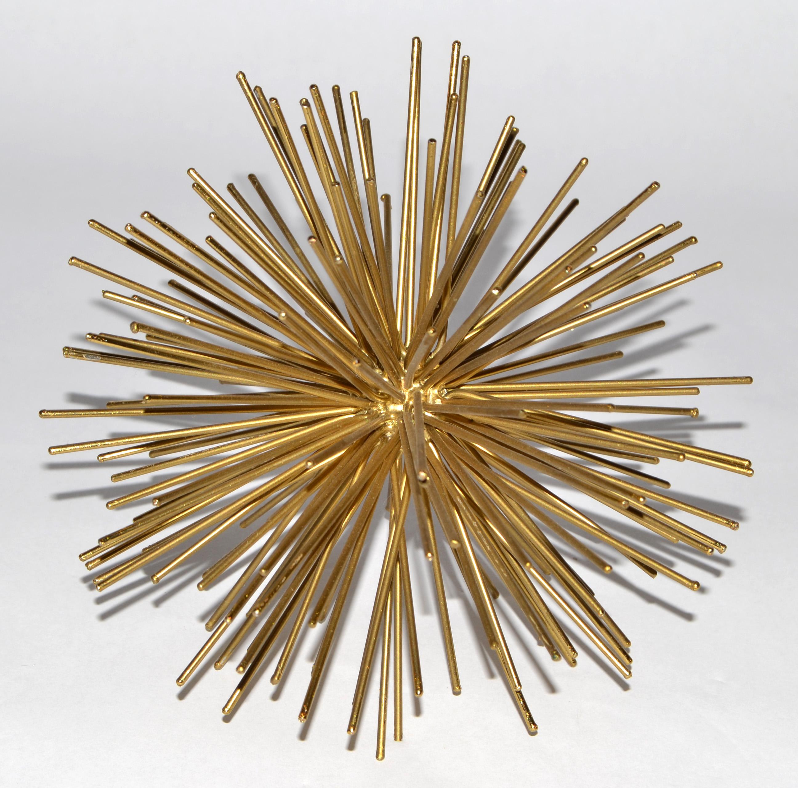 Metallo Scultura in metallo con piastra d'ottone degli anni '80 in stile Curtis Jere, a forma di stella di pom pom. in vendita