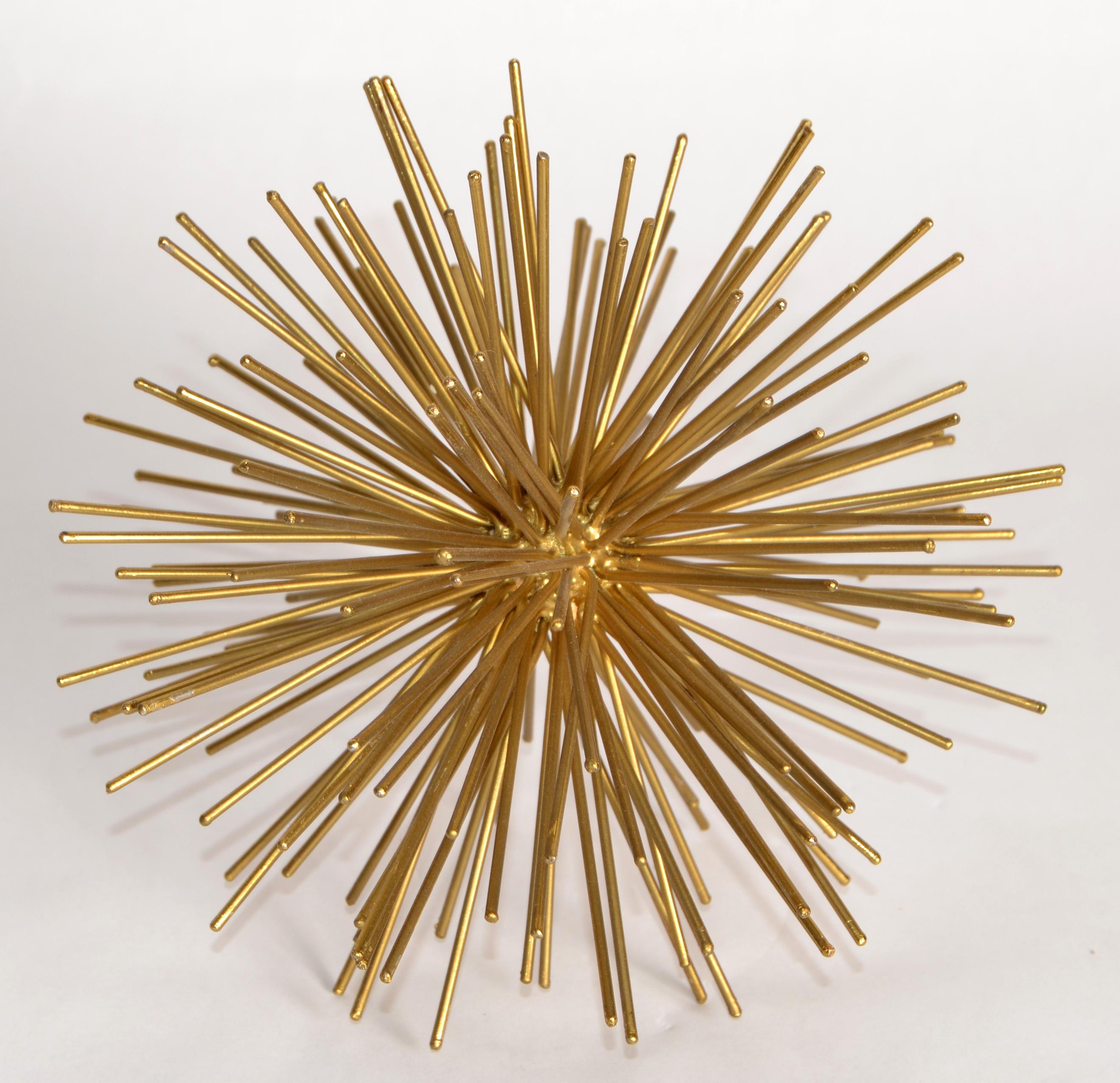 Scultura in metallo con piastra d'ottone degli anni '80 in stile Curtis Jere, a forma di stella di pom pom. in vendita 1