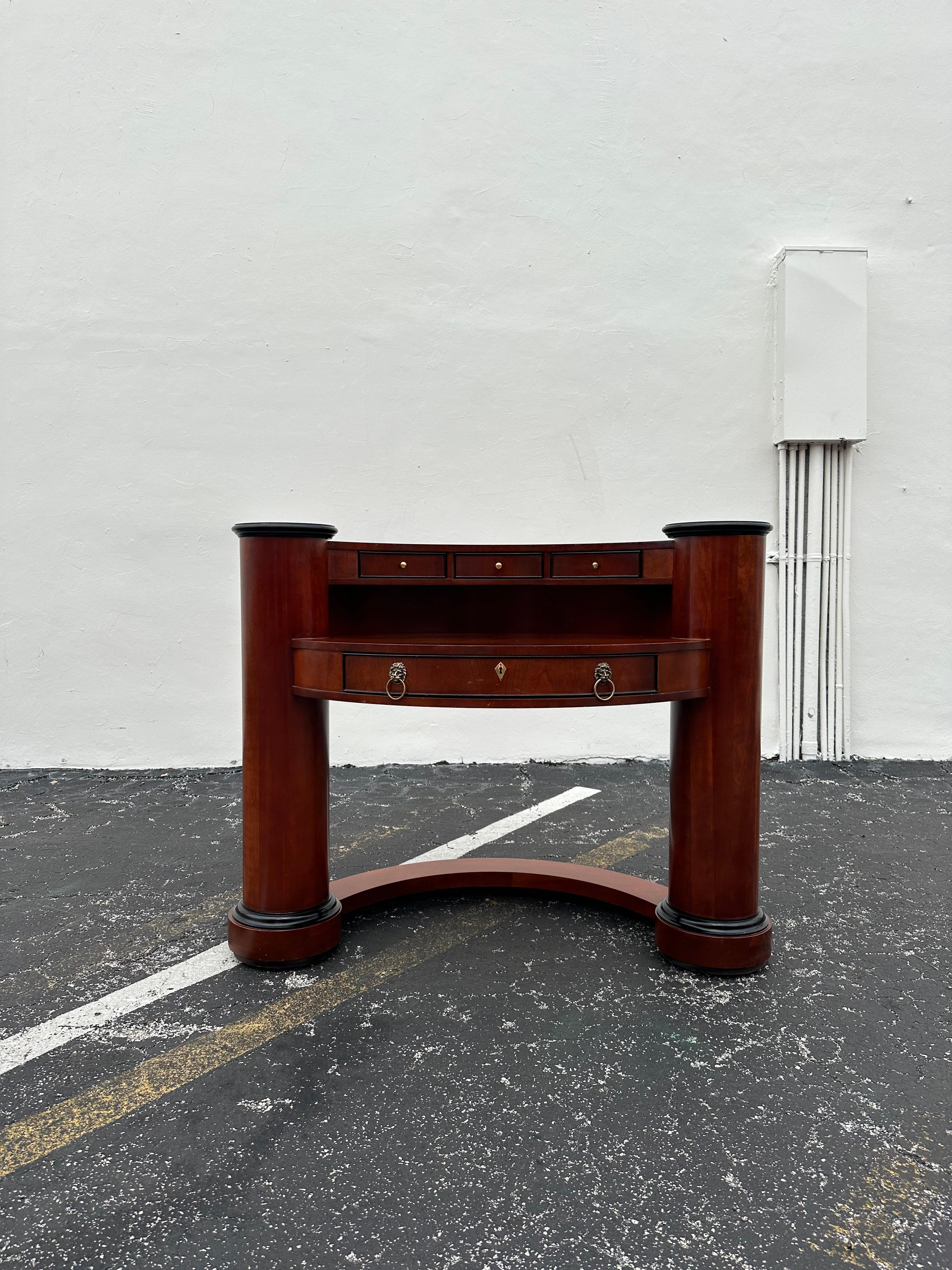 Riporta la tua mente agli eleganti e sofisticati anni '80 con questa squisita scrivania curva. La scrivania ultra rara emana un'aria di lusso e raffinatezza. Il design è eccezionale. La lussuosa scrivania è un pezzo forte che è anche estremamente