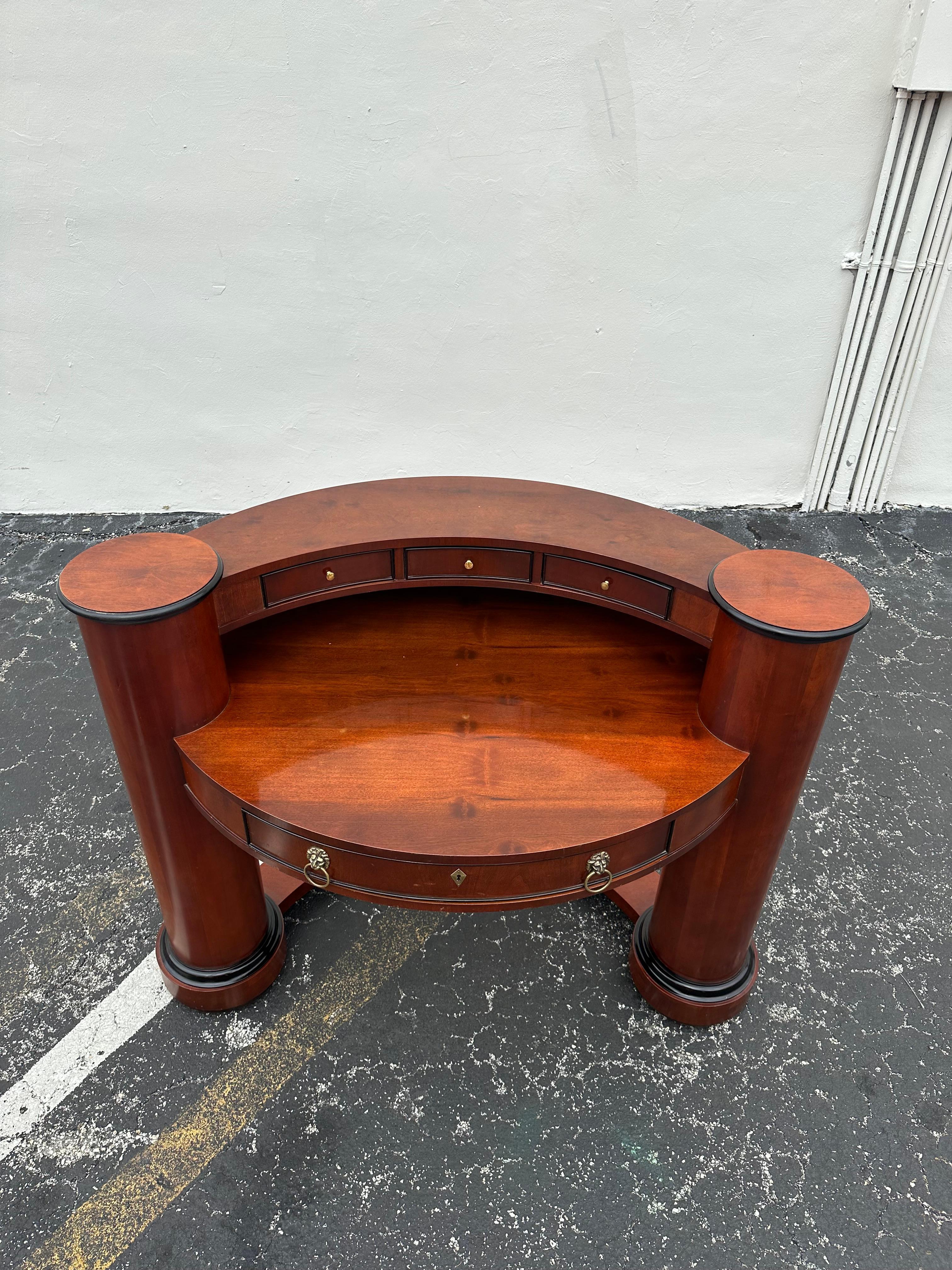 Ottone Scrivania Century in mogano curvato degli anni '80 in vendita