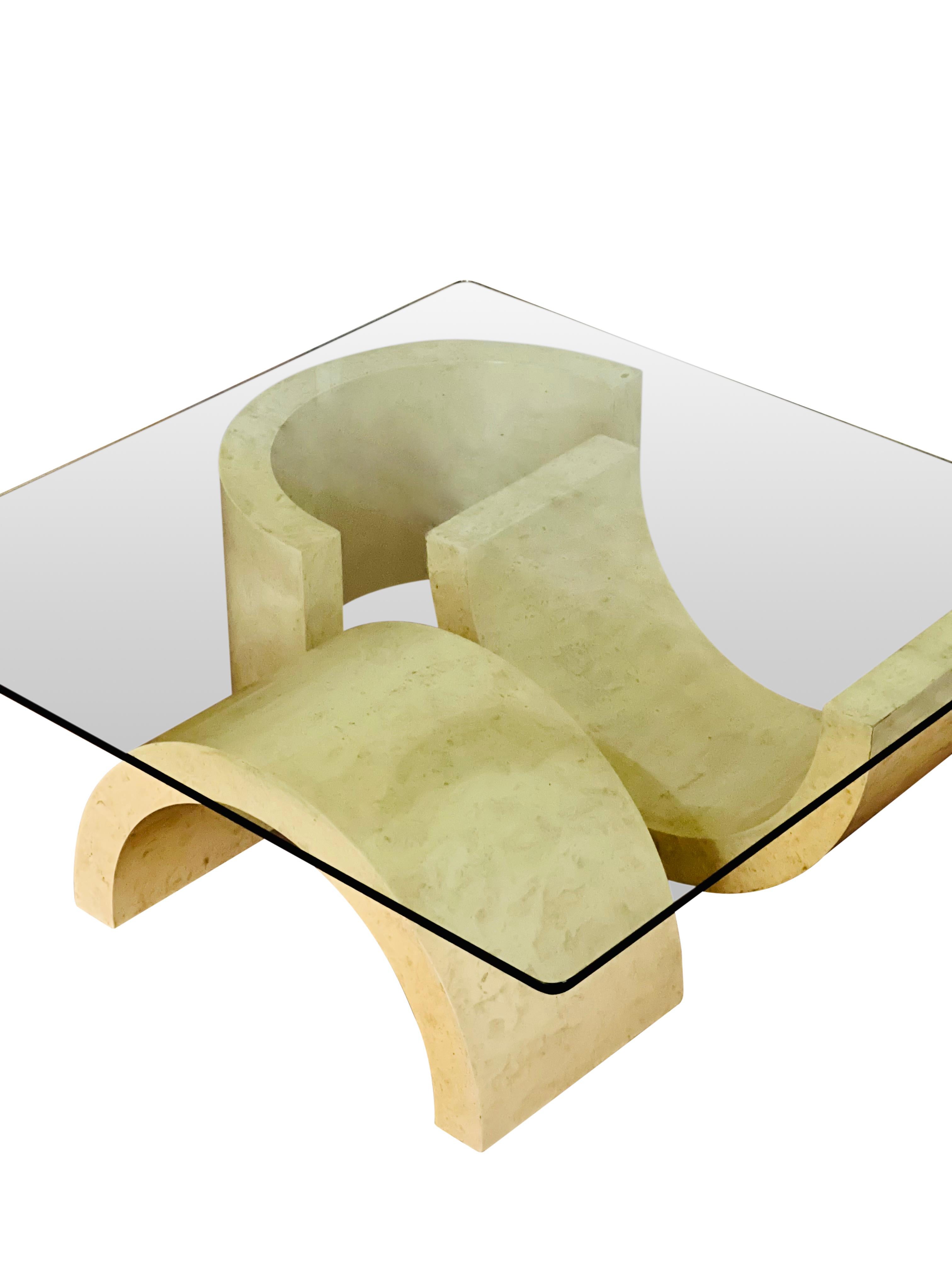 Table basse unique post-moderne sculpturale en fausse pierre. 

La base est constituée de trois pièces indépendantes, toutes identiques mais destinées à être placées sur des angles différents, ce qui donne de la profondeur et une présentation