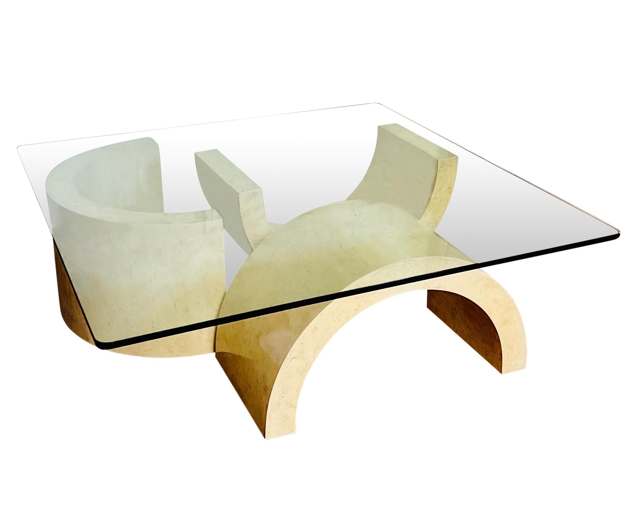 Postmoderne Table basse à base sculpturale en fausse pierre des années 1980 en vente