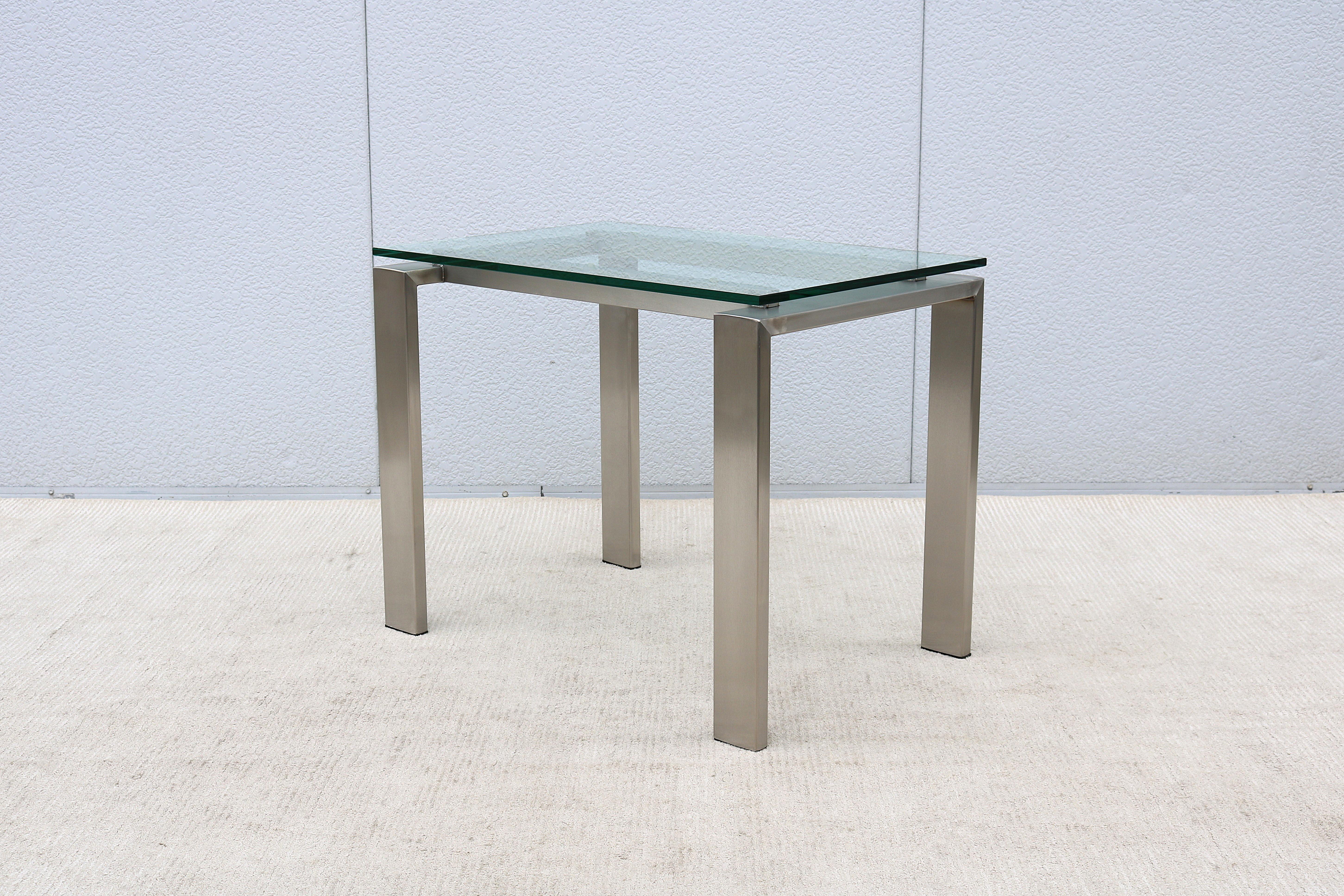 Table d'appoint rectangulaire faite sur mesure en acier inoxydable brossé et verre transparent des années 1980 en vente 2