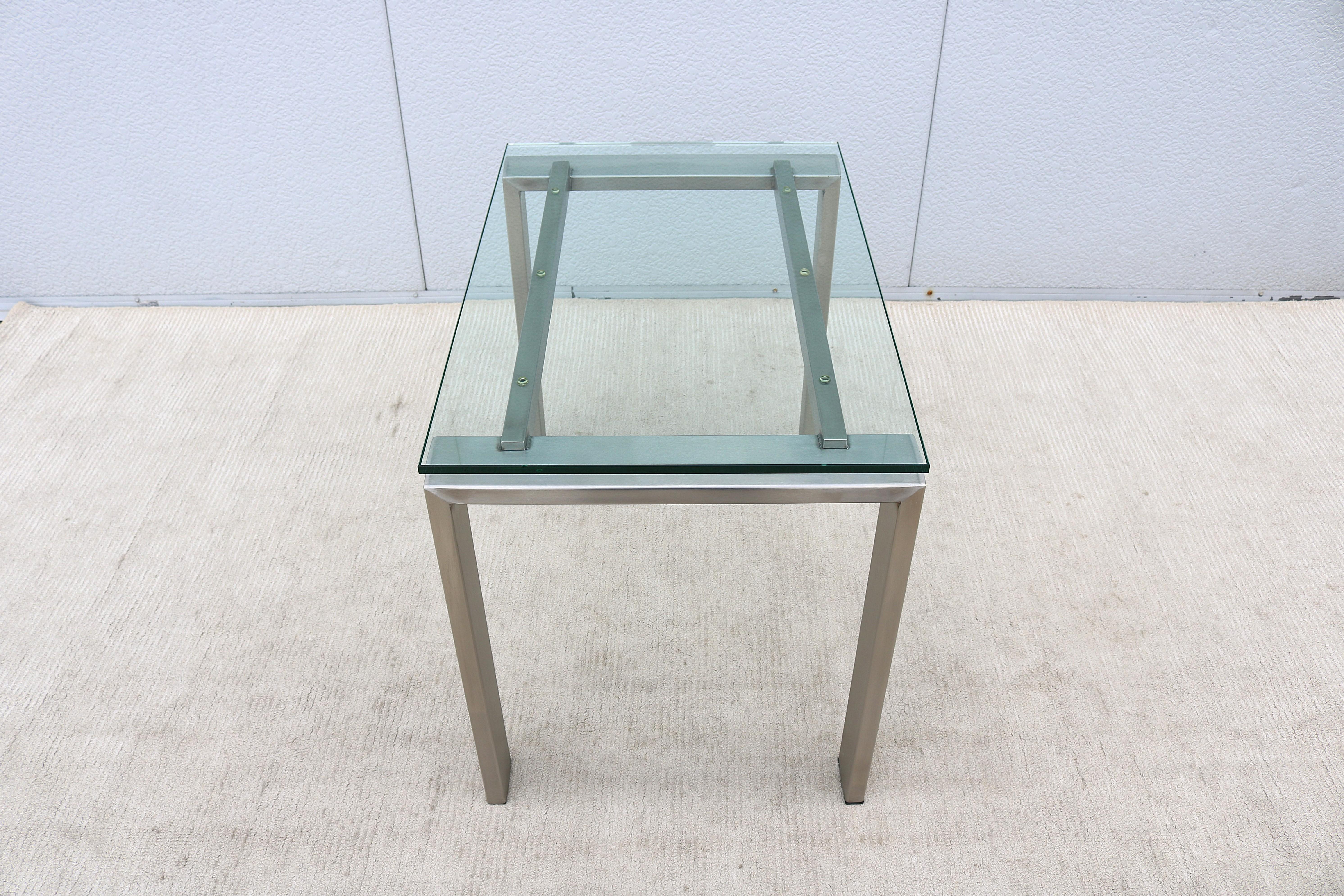 Table d'appoint rectangulaire faite sur mesure en acier inoxydable brossé et verre transparent des années 1980 en vente 3