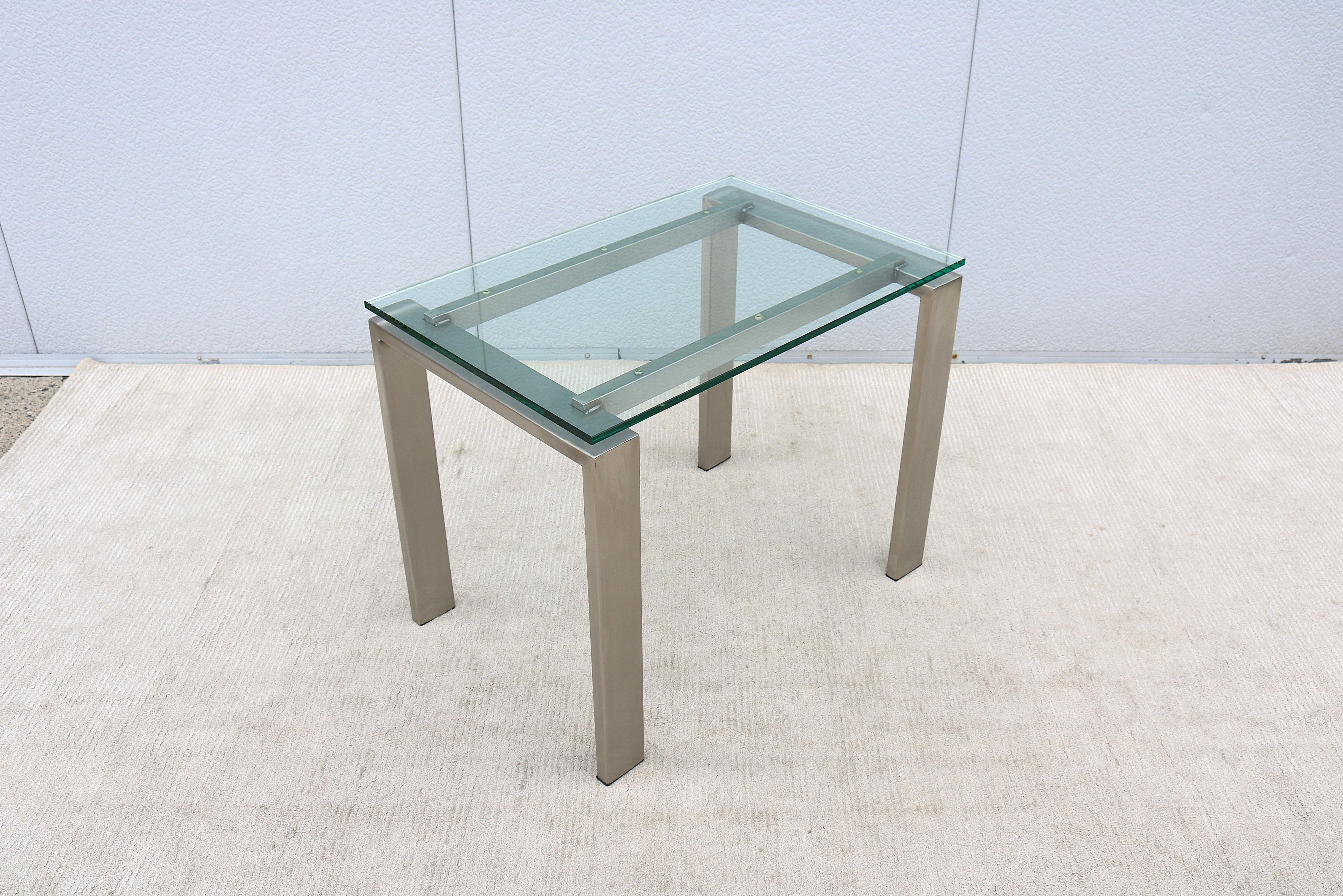 Table d'appoint rectangulaire faite sur mesure en acier inoxydable brossé et verre transparent des années 1980 en vente 6