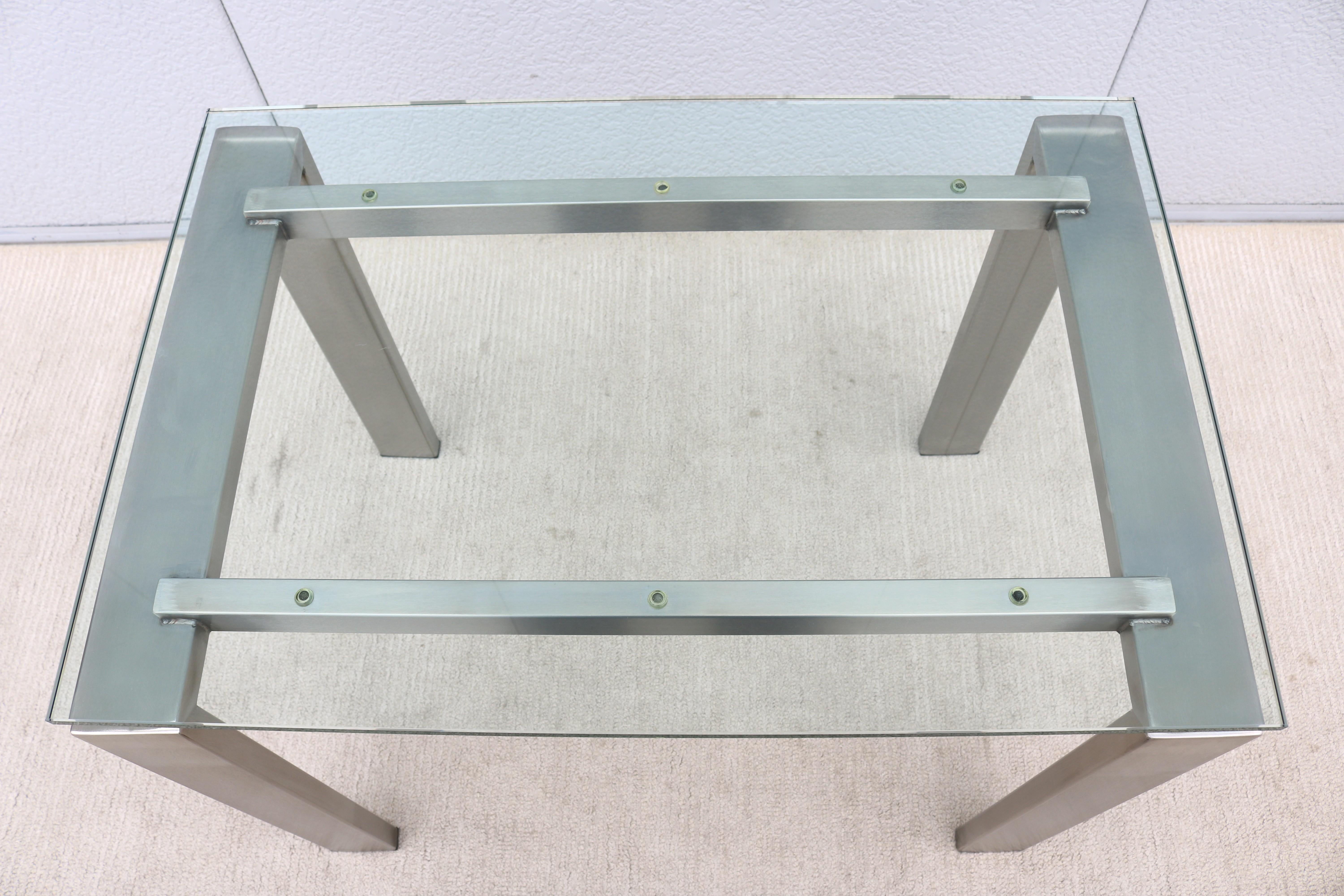 Table d'appoint rectangulaire faite sur mesure en acier inoxydable brossé et verre transparent des années 1980 en vente 10