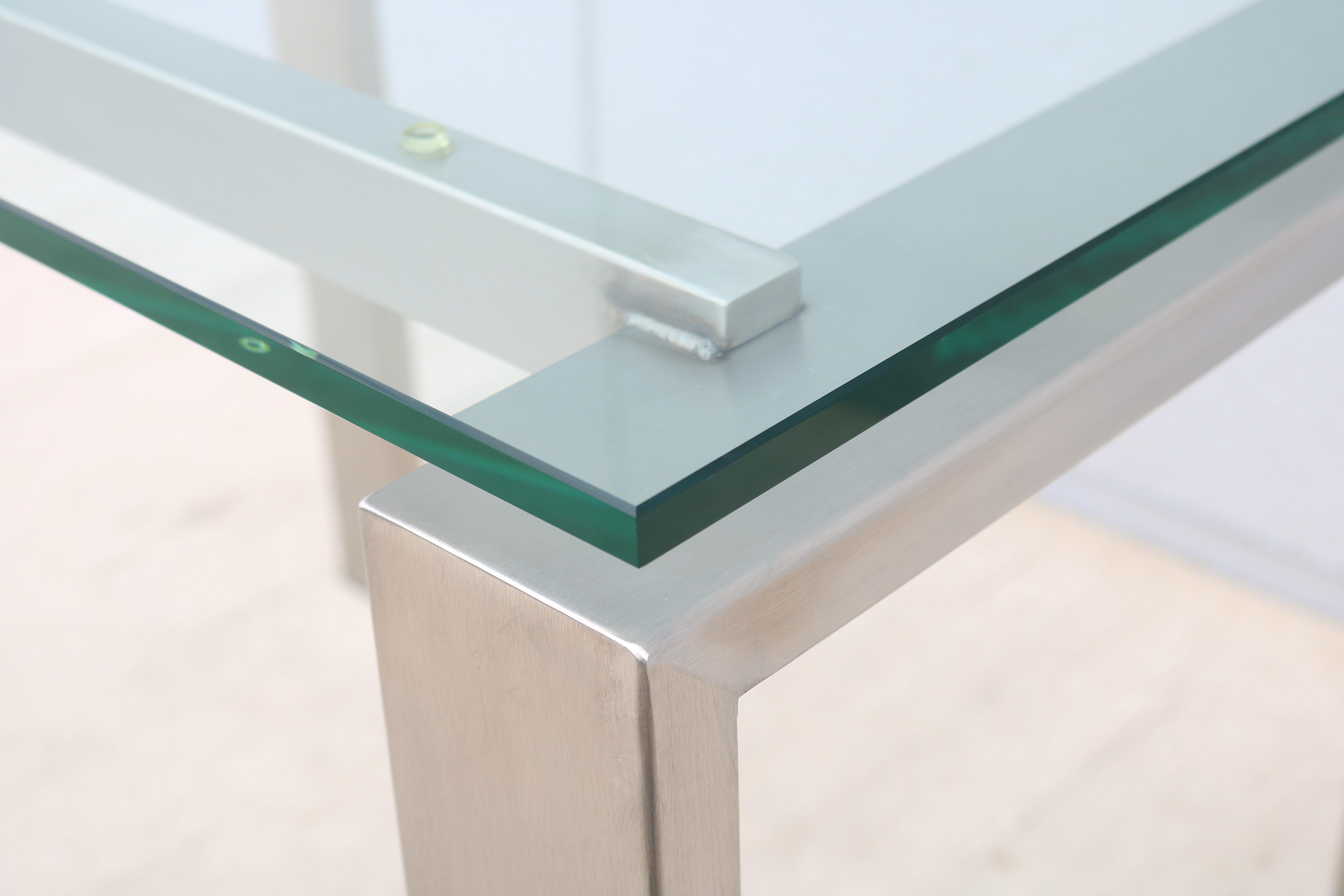 Table d'appoint rectangulaire faite sur mesure en acier inoxydable brossé et verre transparent des années 1980 en vente 11