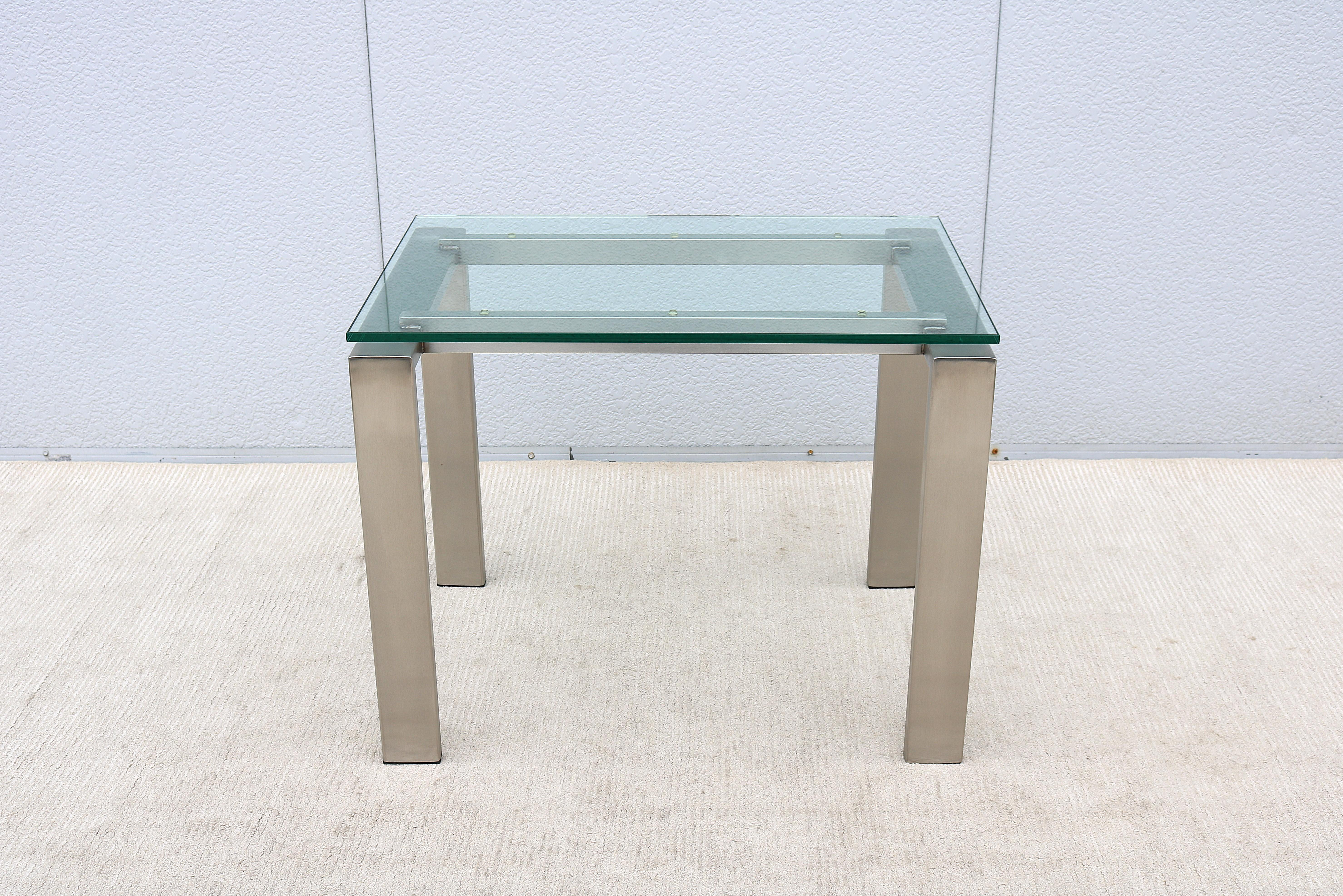 Superbe et élégante table d'appoint rectangulaire en acier inoxydable brossé et en verre transparent fabriquée sur mesure dans les années 1980, pouvant être utilisée comme table basse.
Attribué à la collection Berbeda conçue par Il Giardino di
