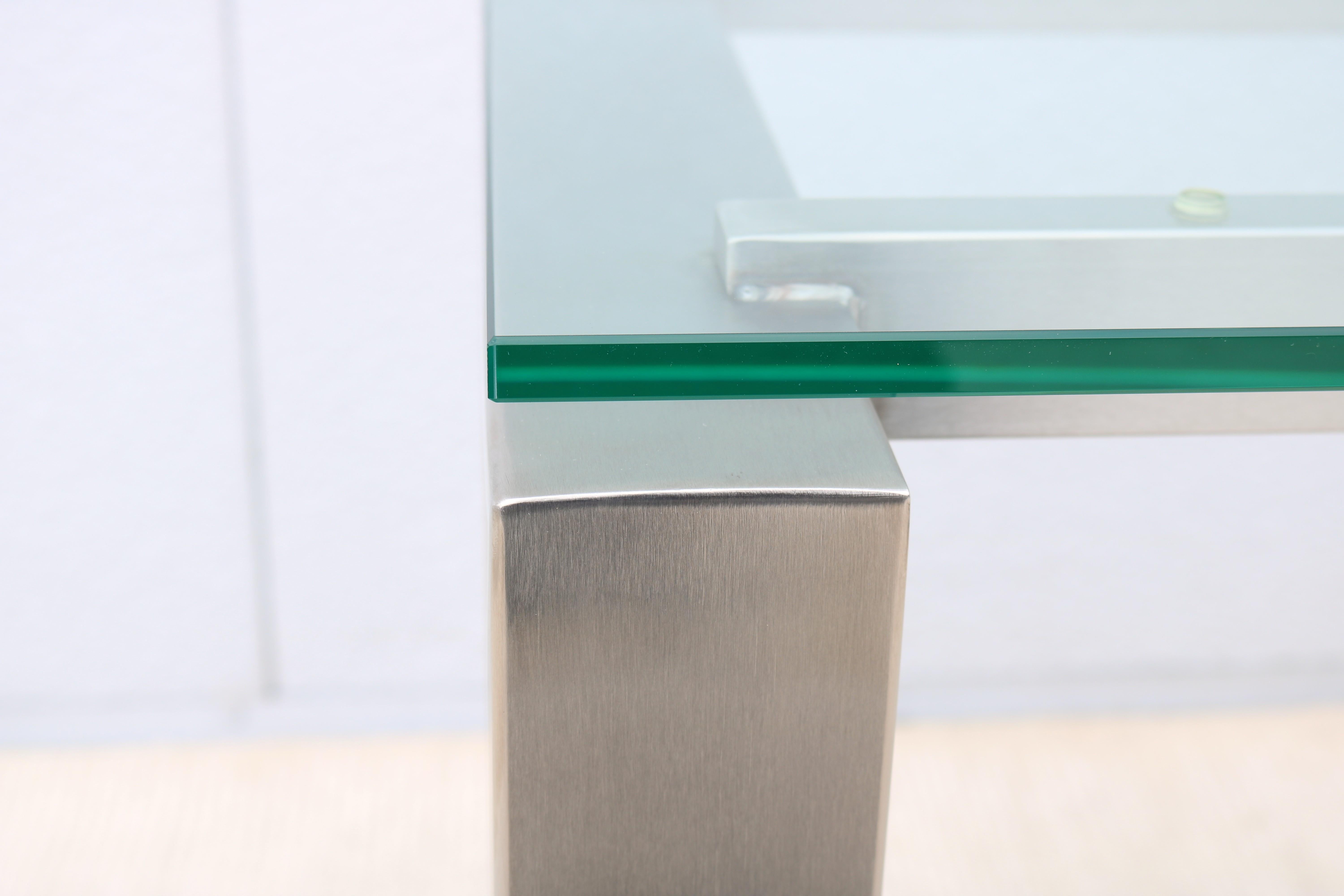 Table d'appoint rectangulaire faite sur mesure en acier inoxydable brossé et verre transparent des années 1980 en vente 12