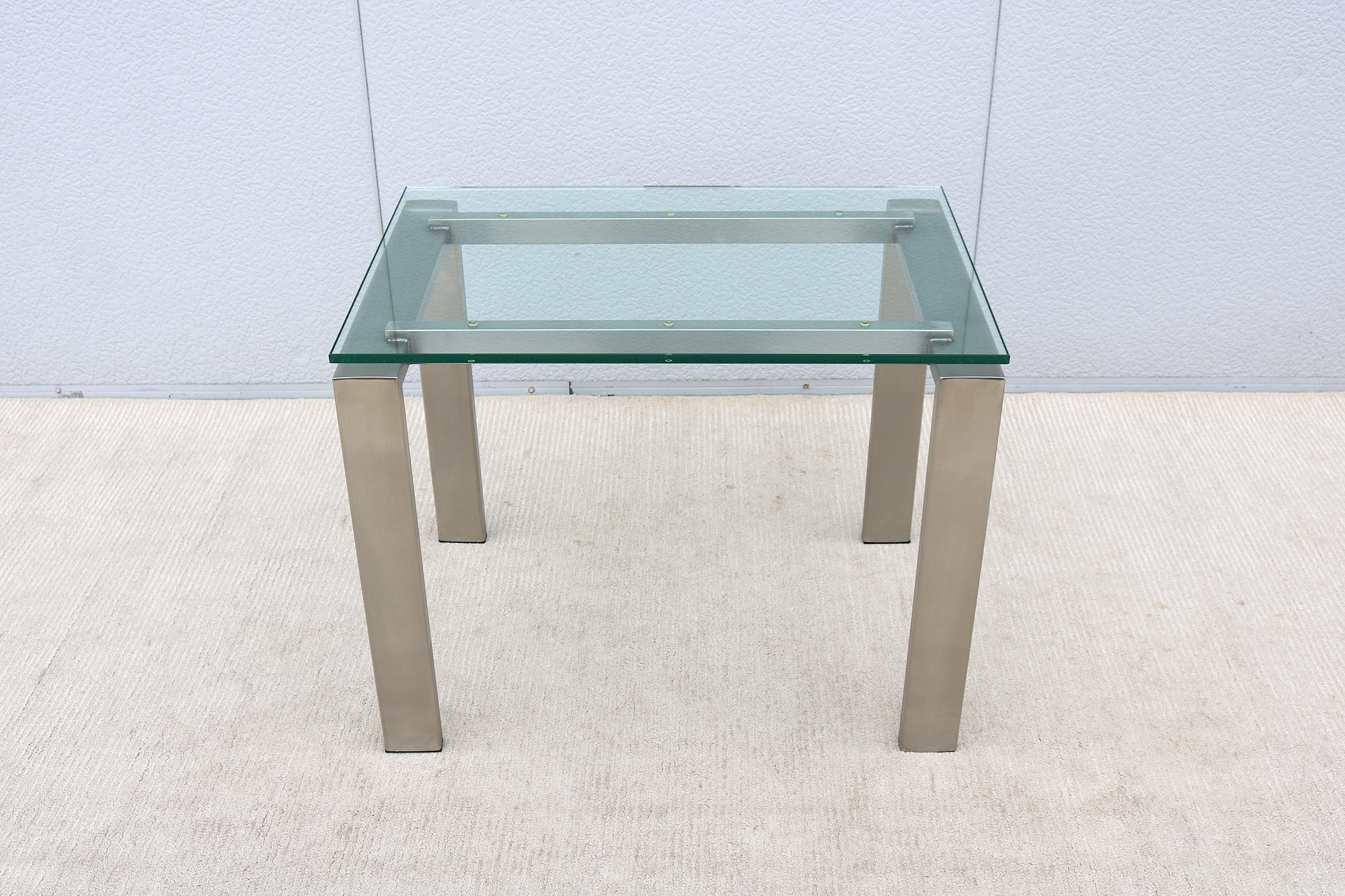 Mid-Century Modern Table d'appoint rectangulaire faite sur mesure en acier inoxydable brossé et verre transparent des années 1980 en vente