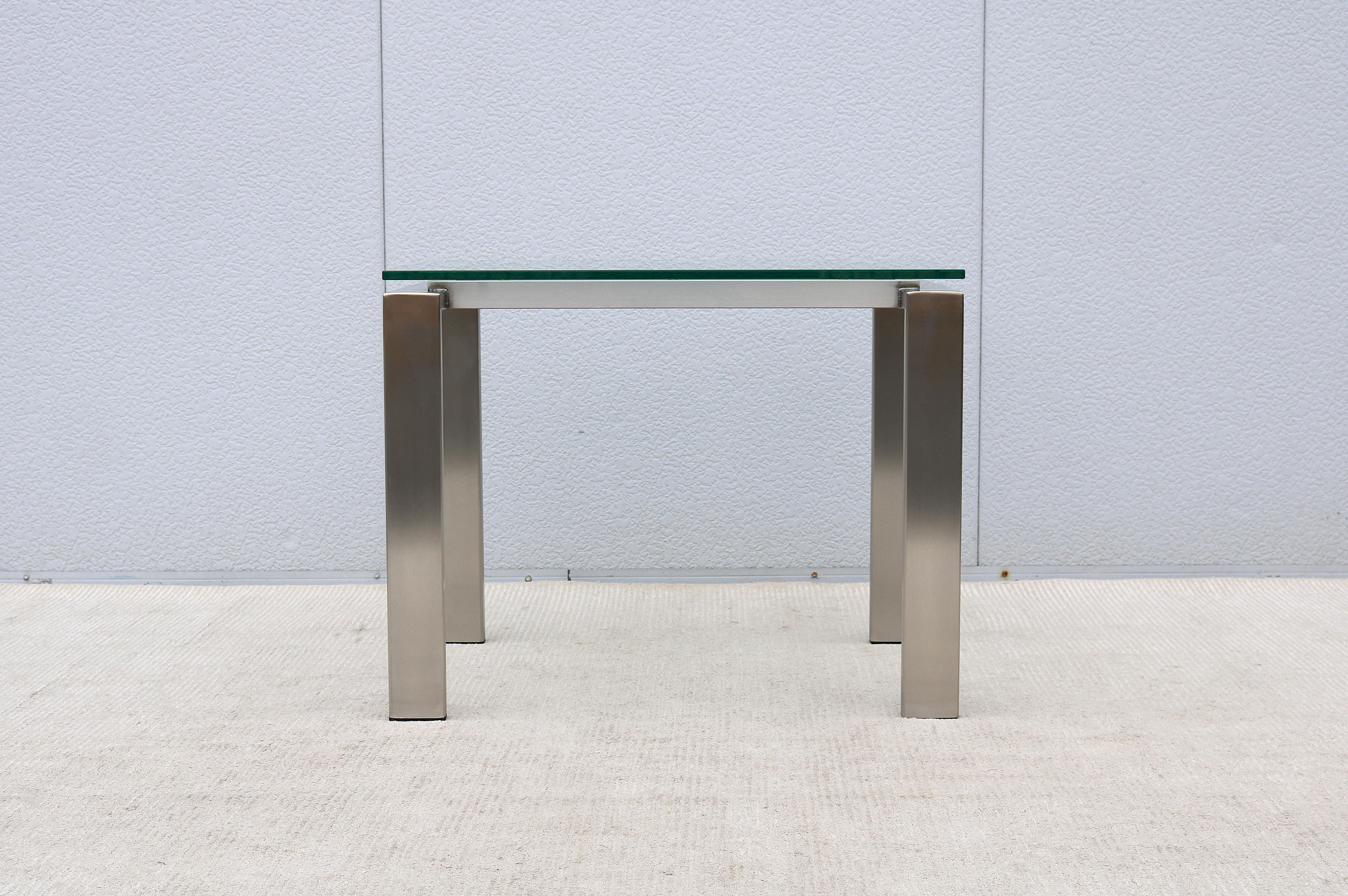 Américain Table d'appoint rectangulaire faite sur mesure en acier inoxydable brossé et verre transparent des années 1980 en vente