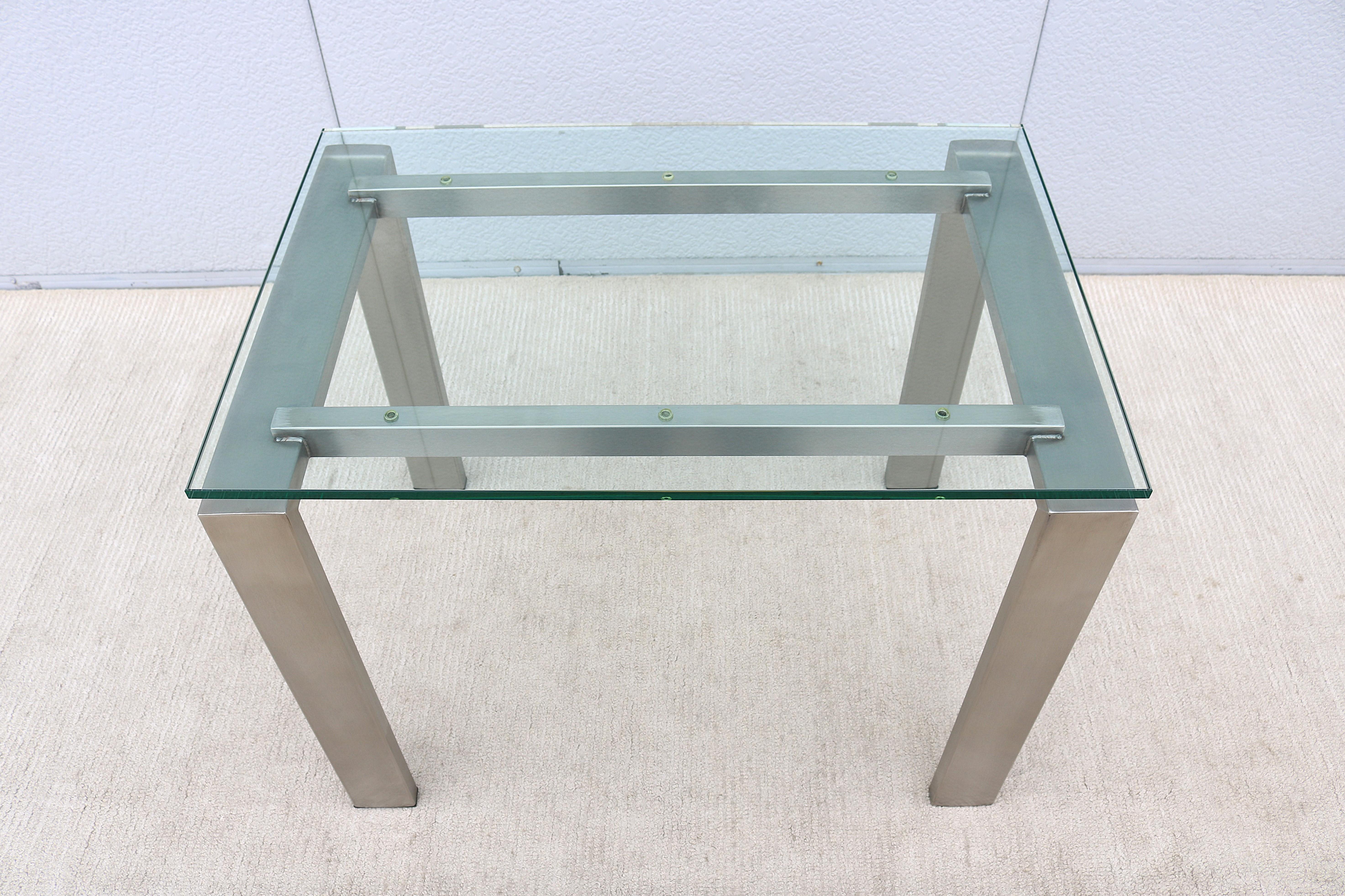 Table d'appoint rectangulaire faite sur mesure en acier inoxydable brossé et verre transparent des années 1980 Excellent état - En vente à Secaucus, NJ