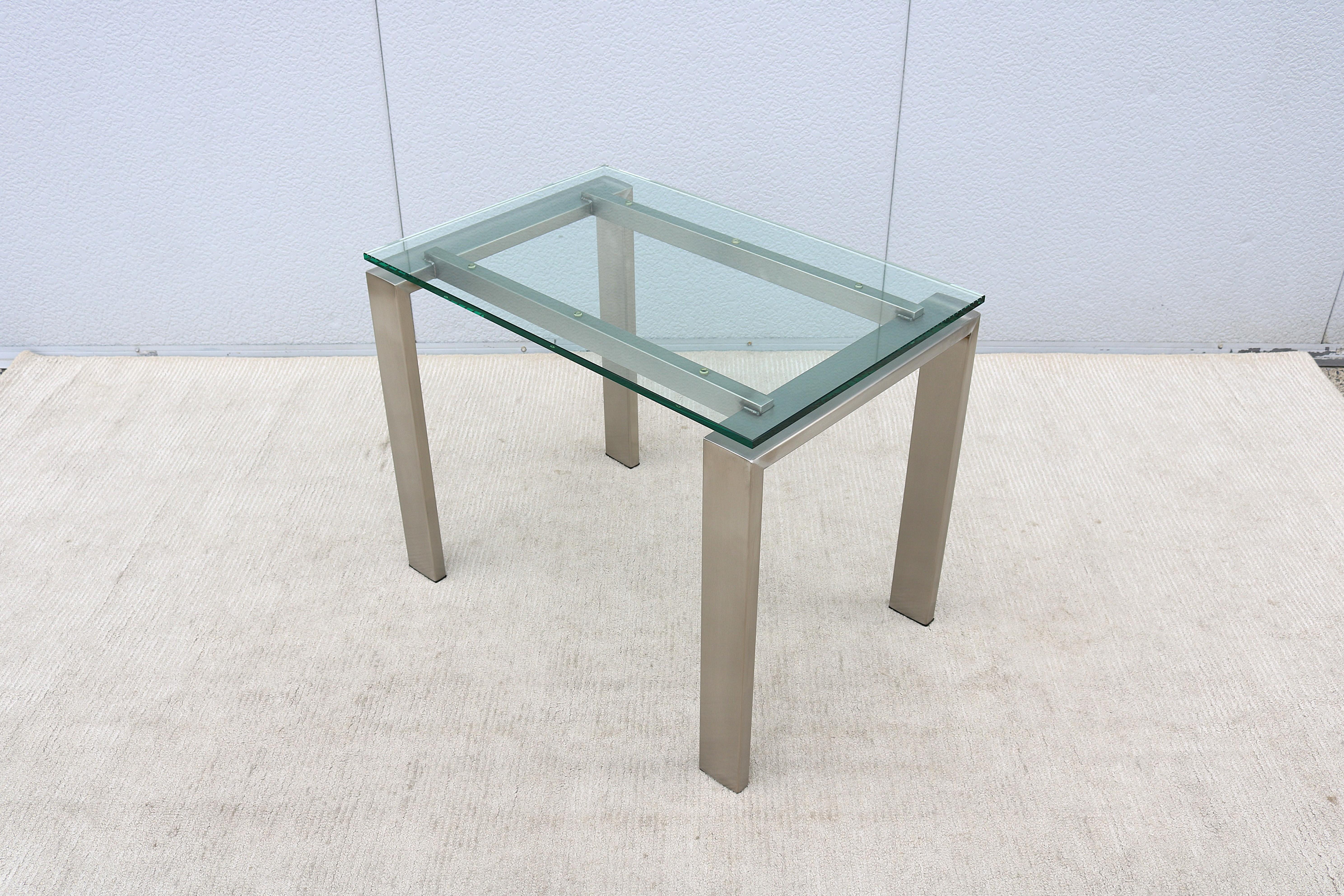 Acier inoxydable Table d'appoint rectangulaire faite sur mesure en acier inoxydable brossé et verre transparent des années 1980 en vente