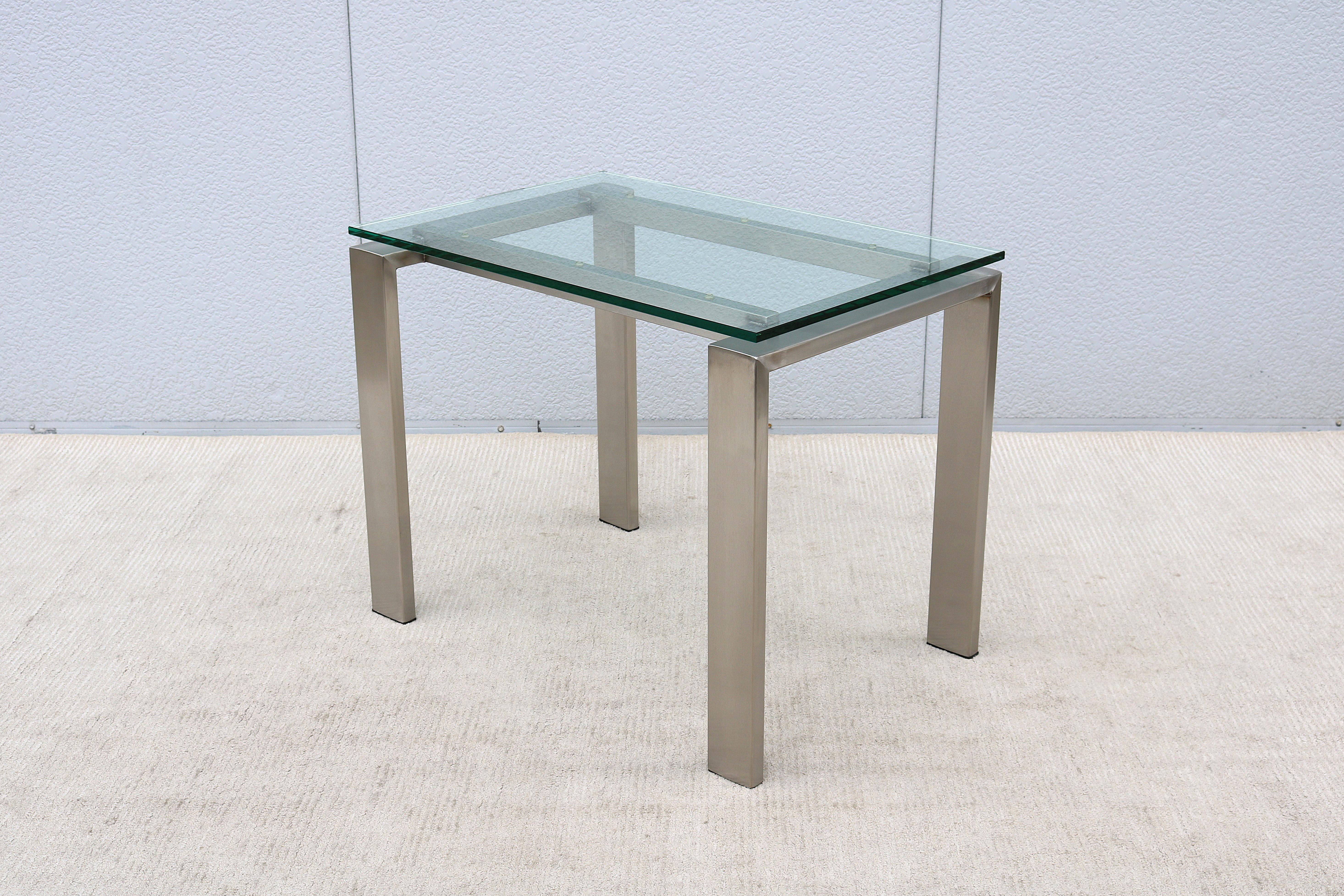 Table d'appoint rectangulaire faite sur mesure en acier inoxydable brossé et verre transparent des années 1980 en vente 1