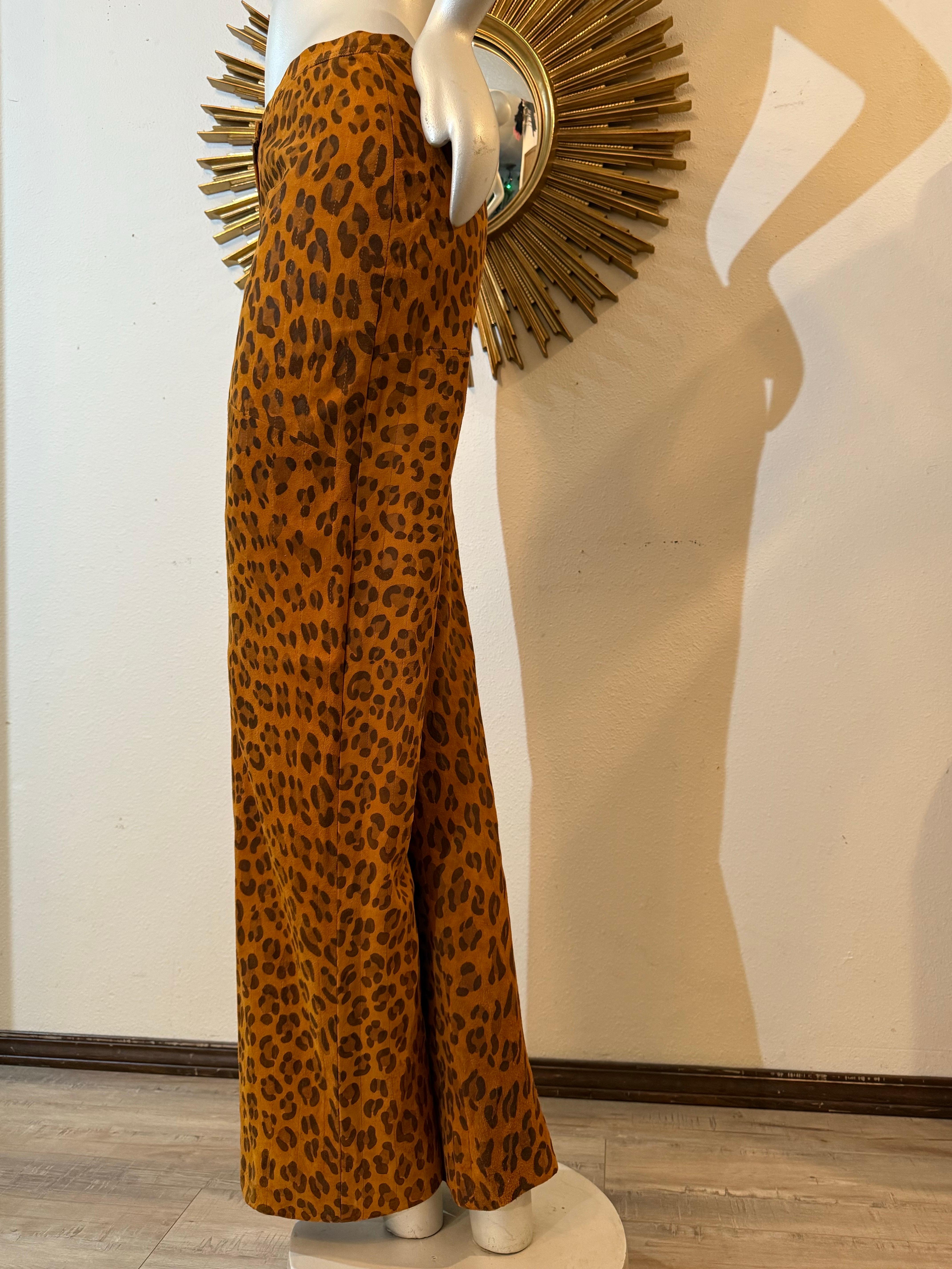 Pantalon évasé en daim léopard des années 1980, fait sur mesure en vente 6