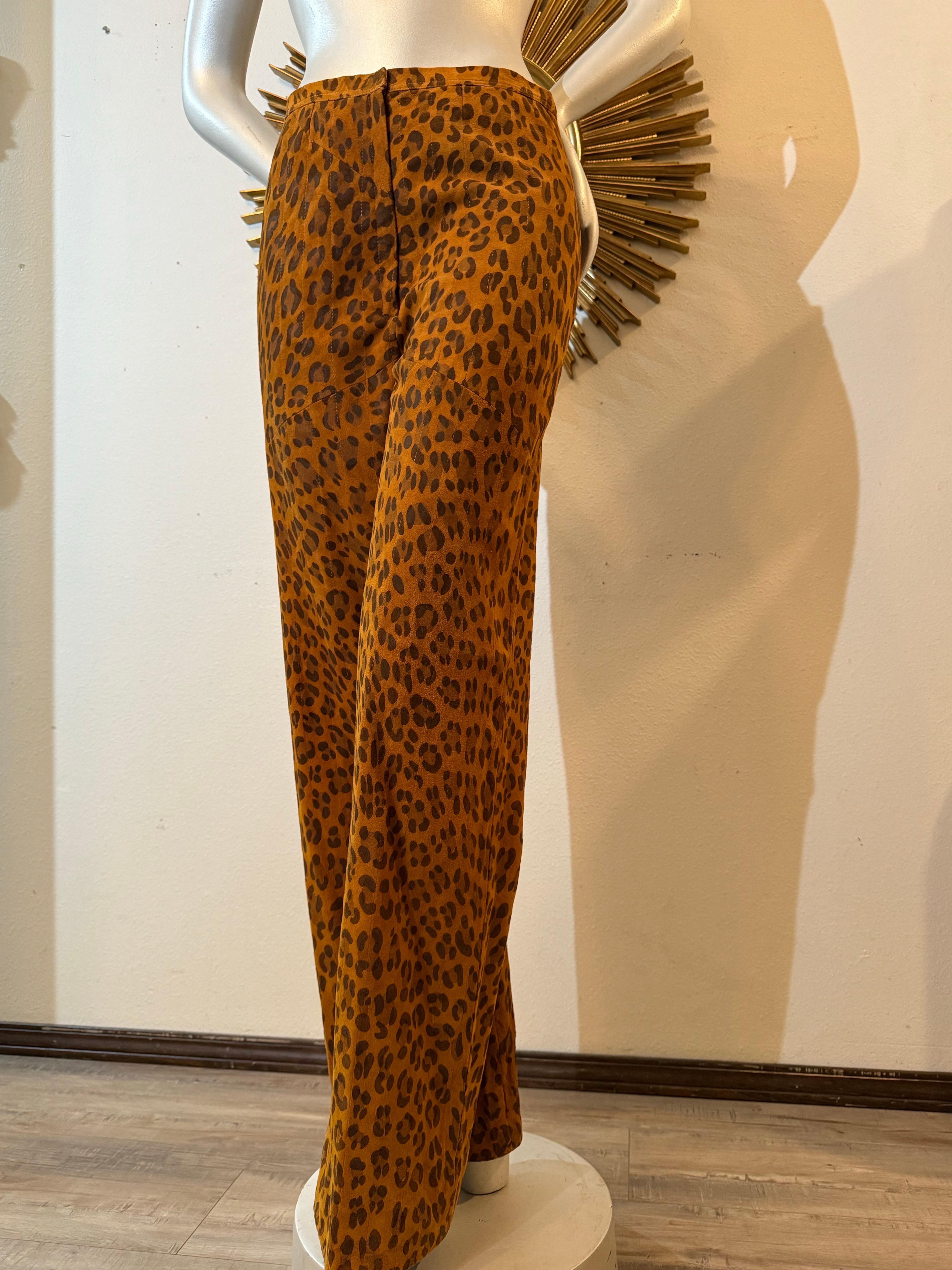 Pantalon évasé en daim léopard des années 1980, fait sur mesure en vente 8