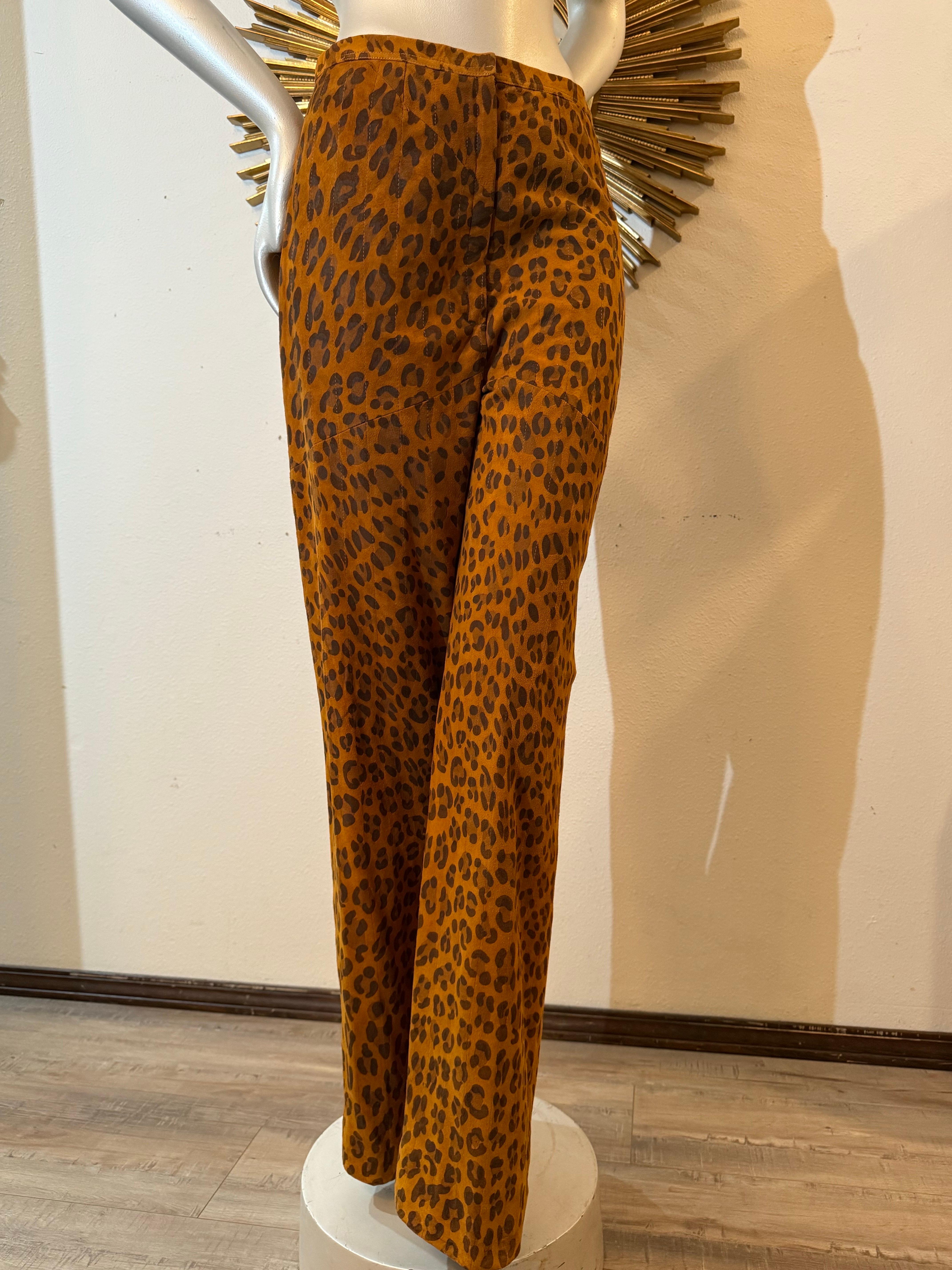Marron Pantalon évasé en daim léopard des années 1980, fait sur mesure en vente