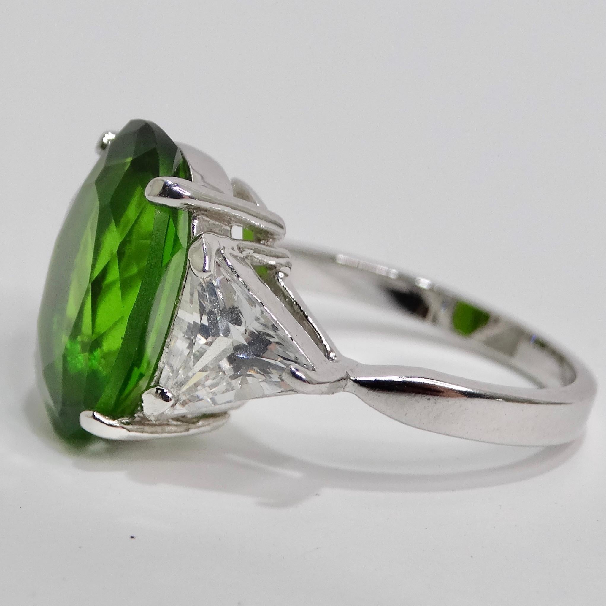 Bague personnalisée en métal argenté avec tourmaline verte synthétique des années 1980 en vente 1