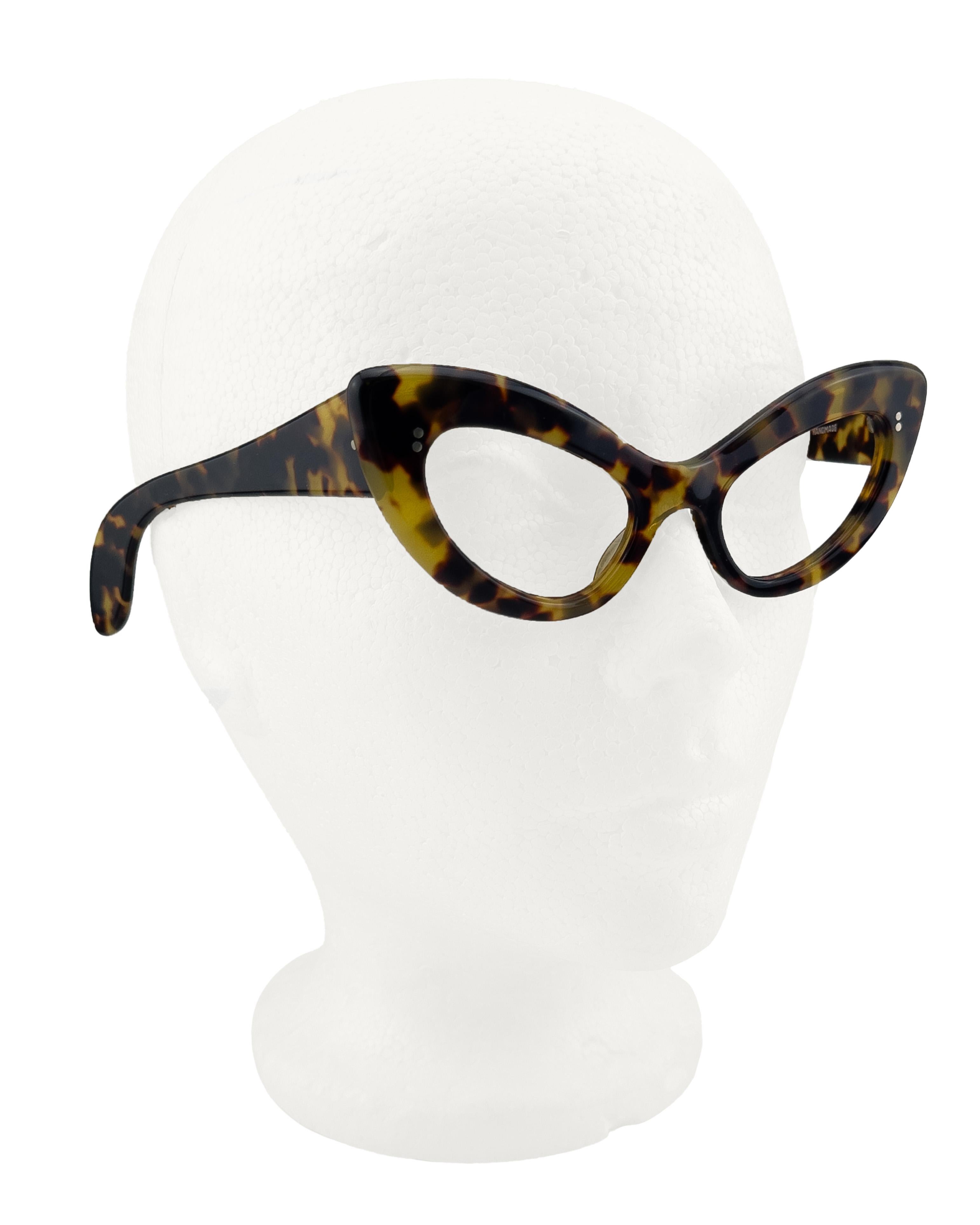 Montures Vintage Cutler and Gross en fausse tortue de Londres. Célèbres pour leurs designs iconiques et appréciées par des célébrités telles qu'Elton John, ces montures aux yeux de chat sont destinées aux audacieux dans l'âme. La résurgence de la