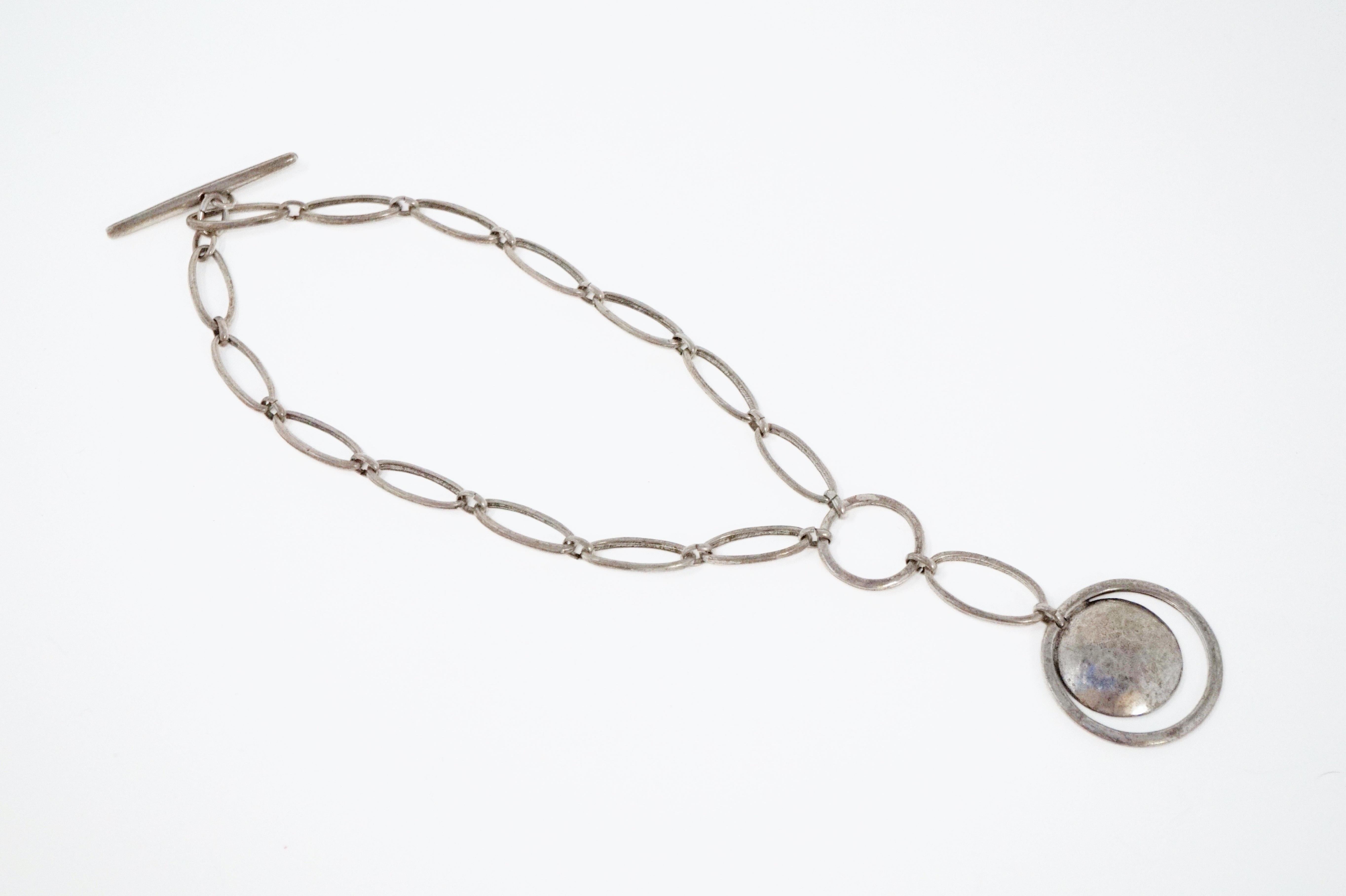 Moderno Collana a catena Cyclope Paris del 1980 con ciondolo martellato, firmata in vendita