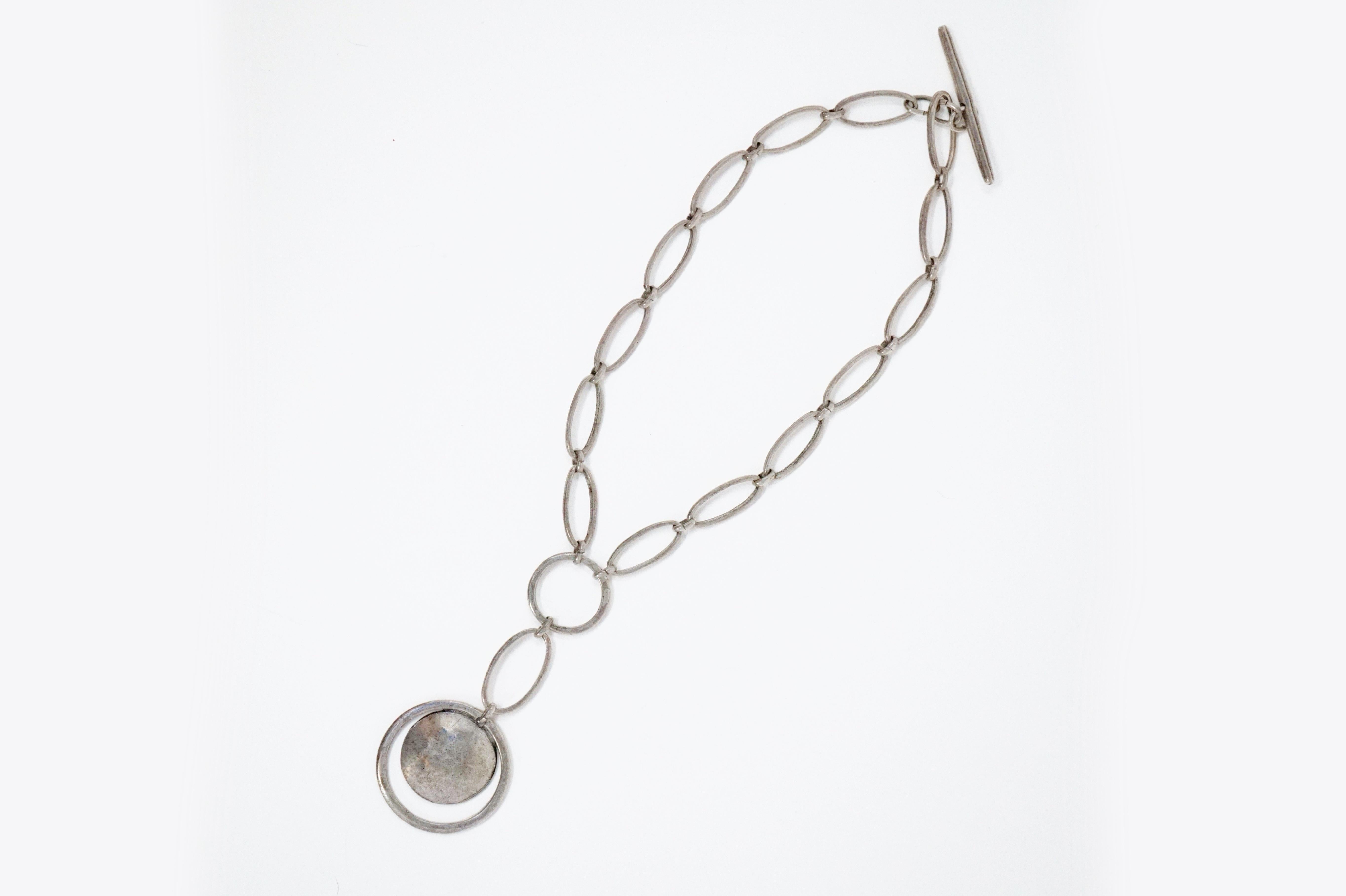 Chaîne collier à bascule Cyclope Paris des années 1980 avec pendentif martelé, signé Excellent état - En vente à McKinney, TX