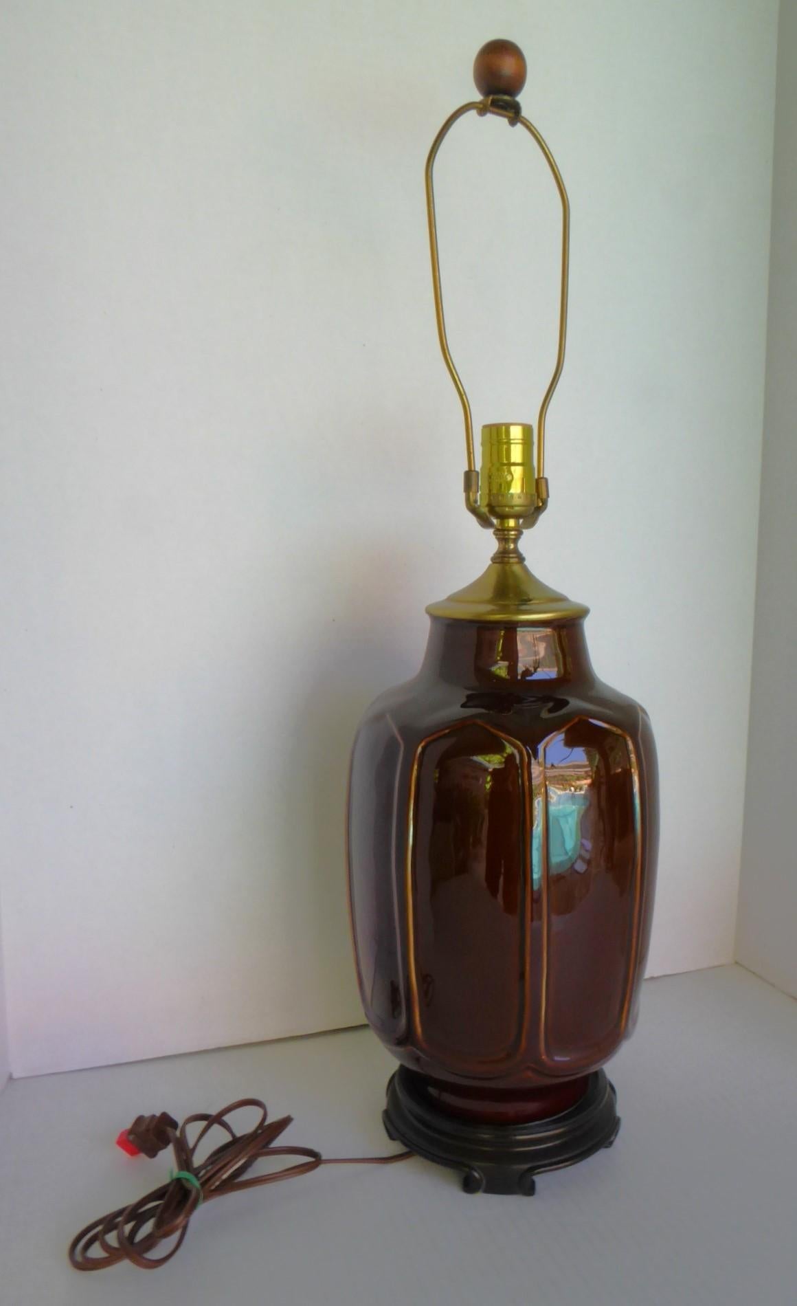 Selon le propriétaire d'origine, cette exquise lampe de table en porcelaine française a été achetée au D(ecoration) & D(esign) Building à New York auprès du Paul Jones Showroom. Une jolie couleur marron chocolat avec une quincaillerie en laiton