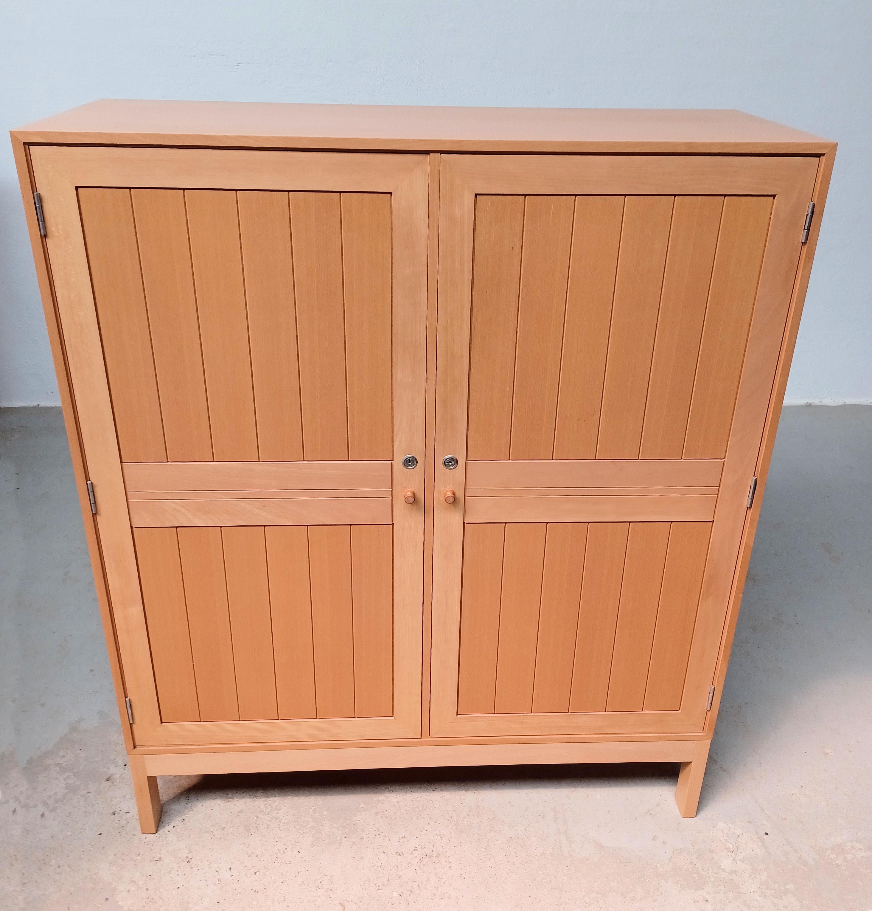 Armadio danese in faggio del 1980 con sezione bar e ripiani regolabili

Armadio danese degli anni '80 ben progettato, leggero, elegante e sottile ma molto spazioso, con gambe rimovibili. L'armadio è dotato di 4 ripiani che possono essere posizionati
