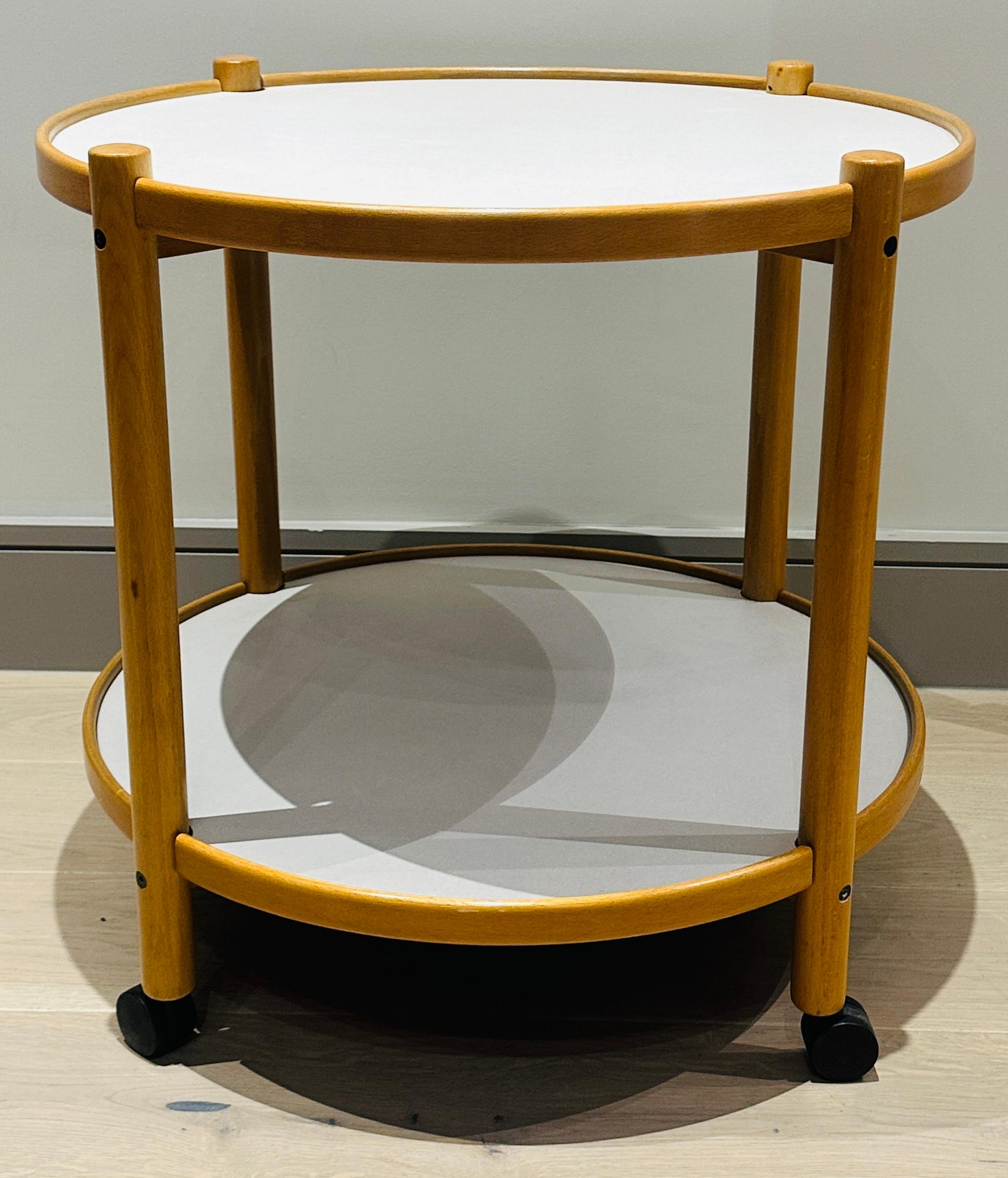 Un funzionale carrello o tavolino da bar danese degli anni '80 con vassoio superiore rimovibile. Nello stile del designer Alvar Aalto.  Il carrello a due livelli con struttura in legno di faggio biondo poggia su quattro ruote piroettanti in plastica