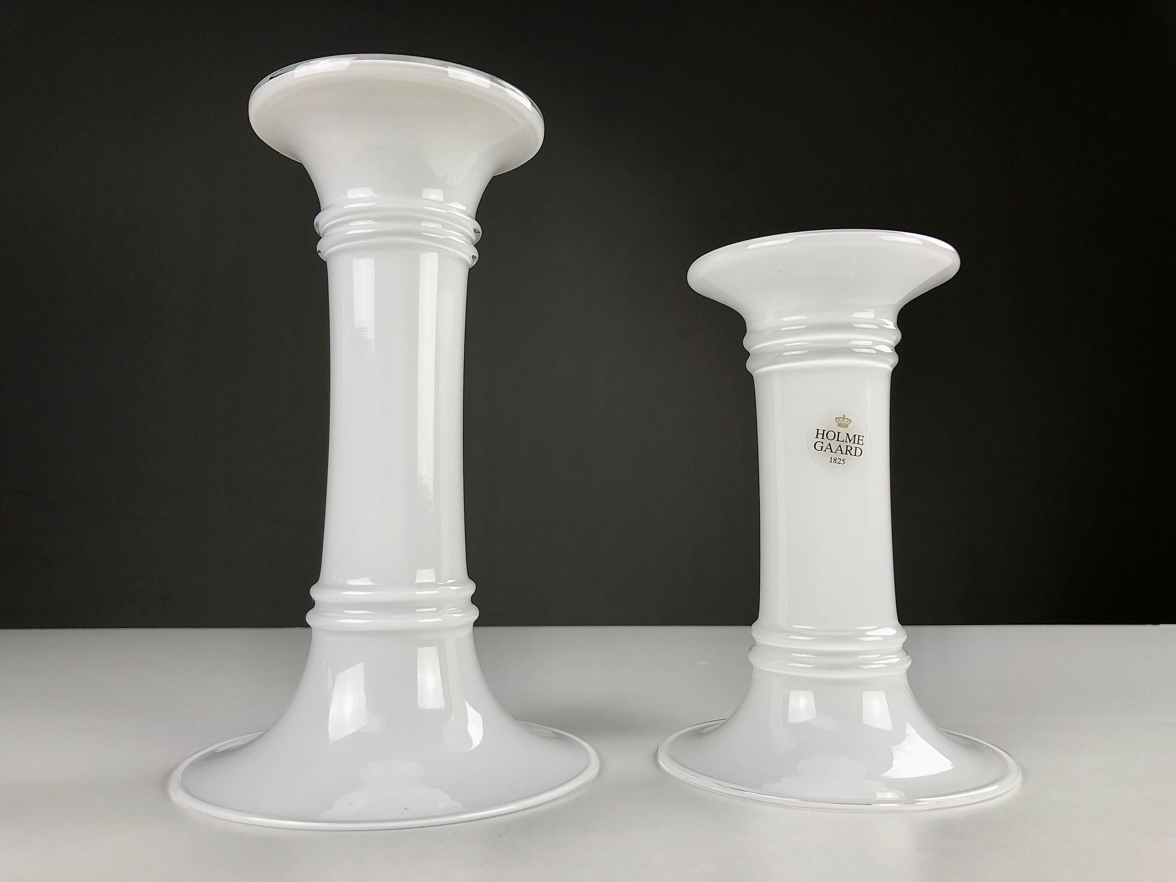Vases danois combinés des années 1980 - Chandeliers de Michael Bang pour Holmegaard

Les deux vases Holmegaard au design flexible sont conçus pour être utilisés à la fois comme vases et comme chandeliers, en fonction de l'extrémité qui se trouve en
