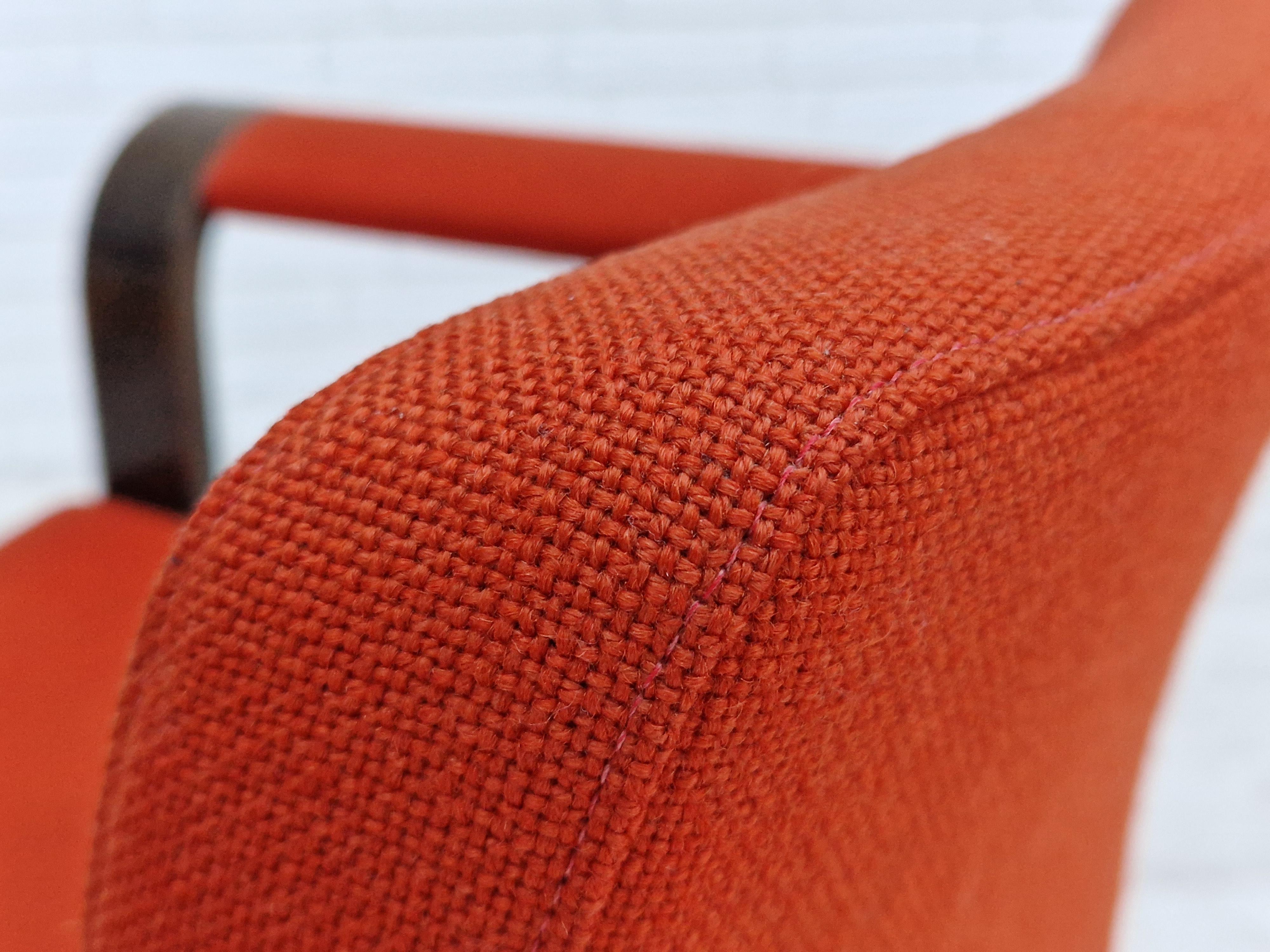 Années 1980, design danois par Magnus Olesen, paire de fauteuils. Tapisserie originale en laine d'ameublement rouge-orange. Très bon état, sans odeur. Bois courbé en chêne. Fabriqué vers 1980 par un fabricant de meubles danois. La chaise ne présente