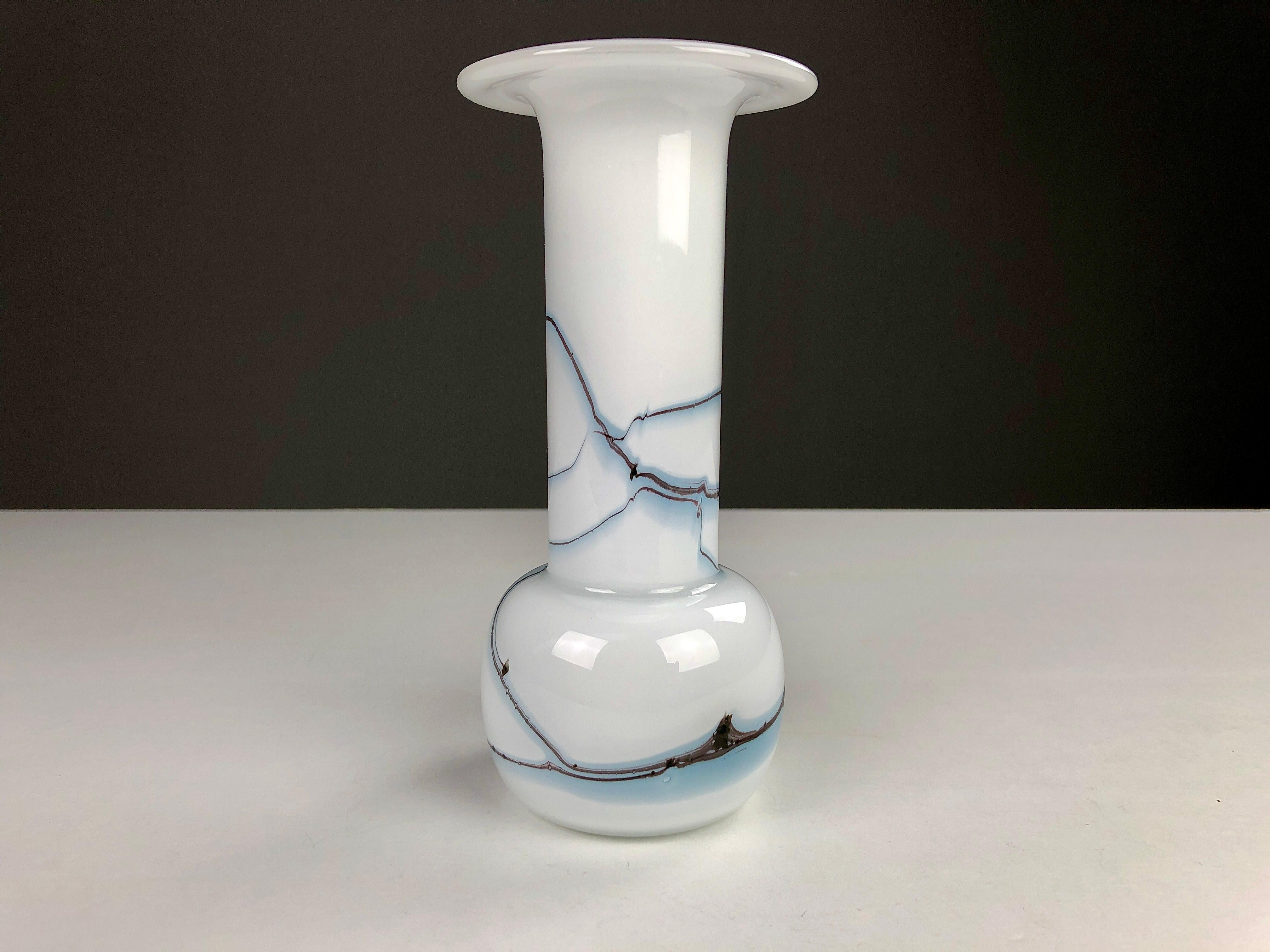 Vase / bougeoir danois en verre d'art blanc, noir et bleu de Michael Bang produit par Holmegaard dans les années 1980.

Michael Bang (1942-2013) était le fils de Jacob E. Bang, le premier designer d'Holmegaard. Dans les années 1960-1980, Michael