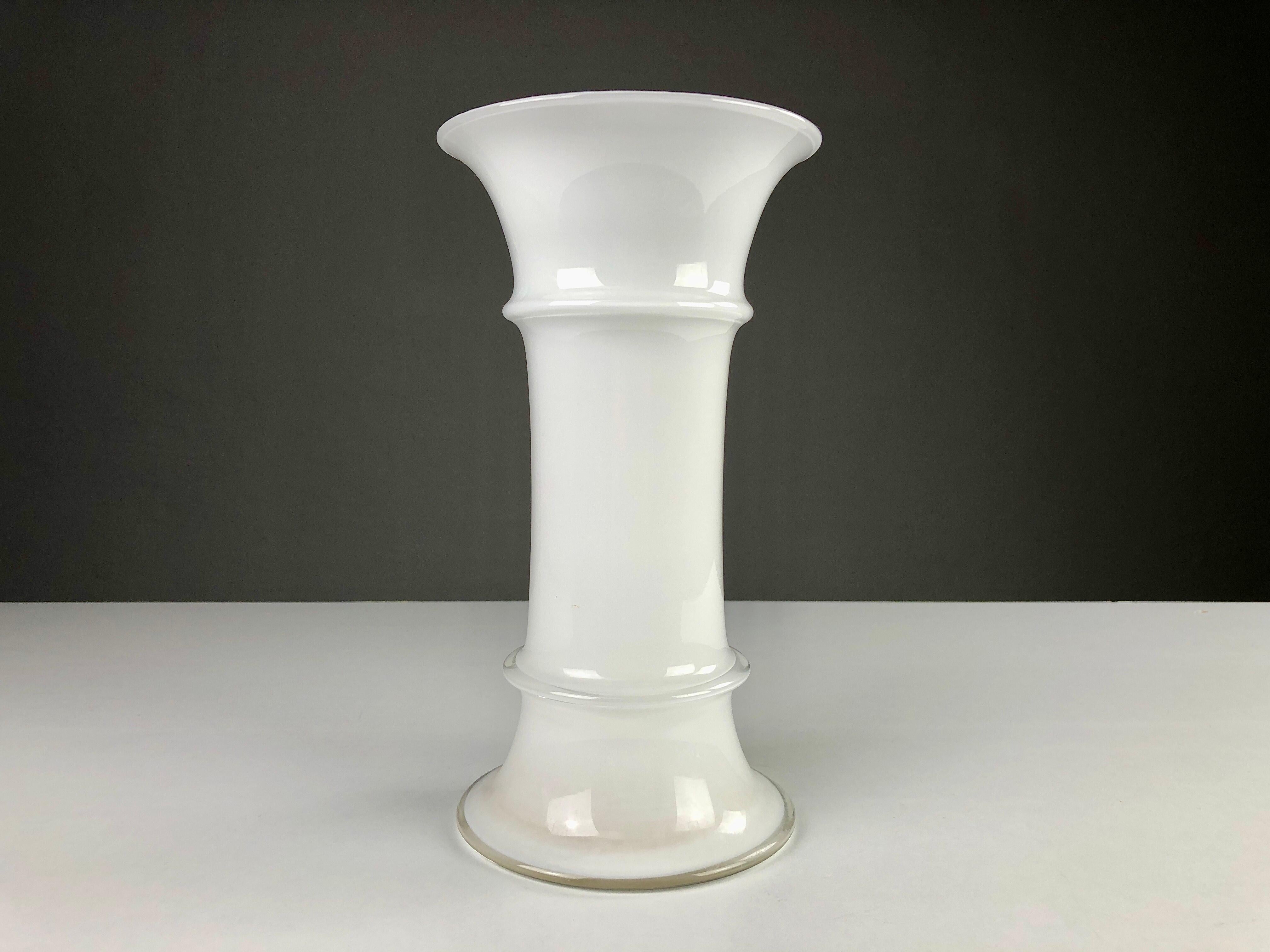 Vase danois soufflé à la main des années 1980 par Michael Bang pour Holmegaard

Le petit vase en verre blanc d'art en très bon état.

Michael Bang (1942-2013) était le fils de Jacob E. Bang, le premier designer d'Holmegaard. Dans les années
