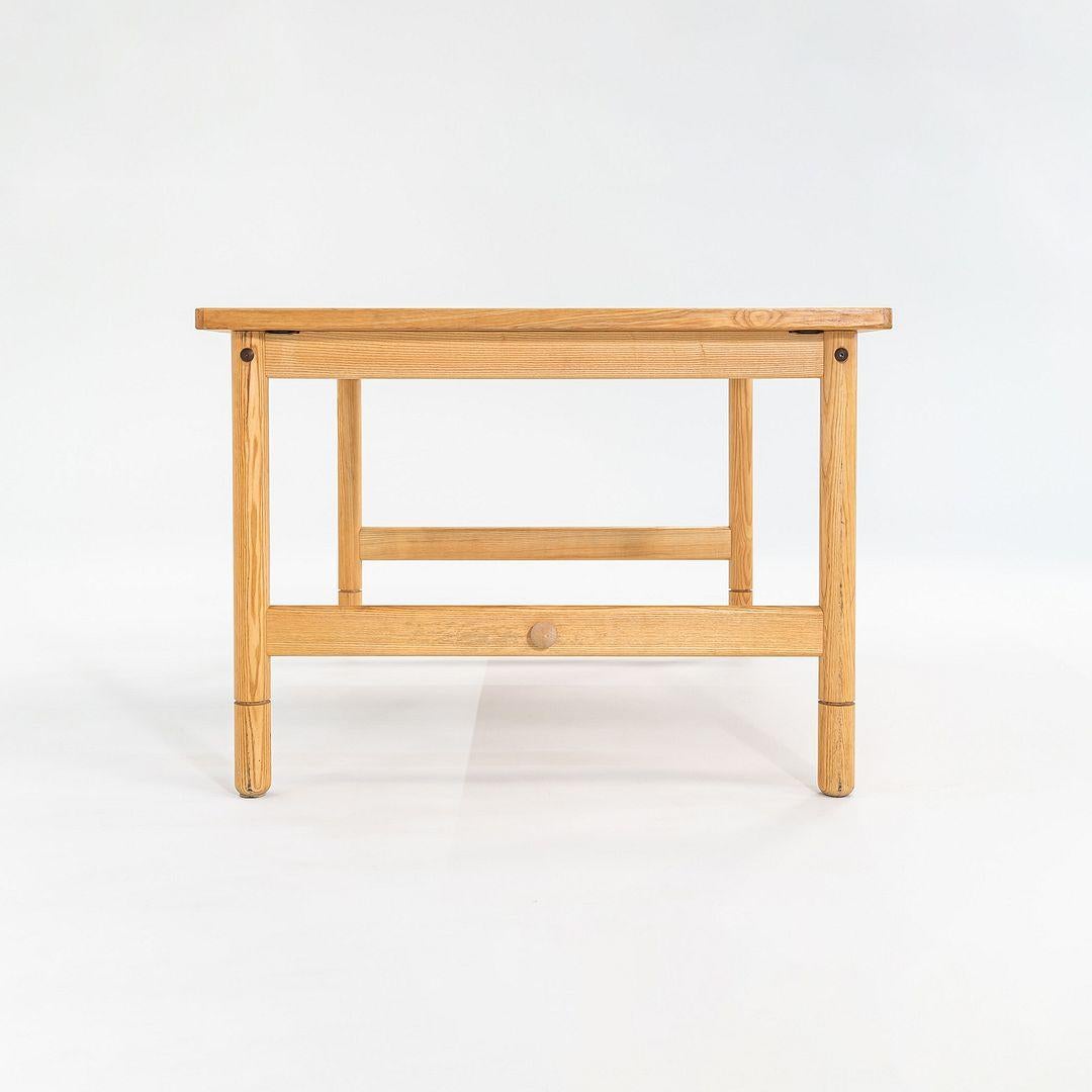 Dies ist ein dänischer Eichenschreibtisch. Der Designer ist unbekannt, aber es scheint dänisch zu sein und stammt aus den 1980er Jahren. Dank seines schlichten und vielseitigen Designs kann dieses Möbelstück als Schreibtisch oder als Esstisch