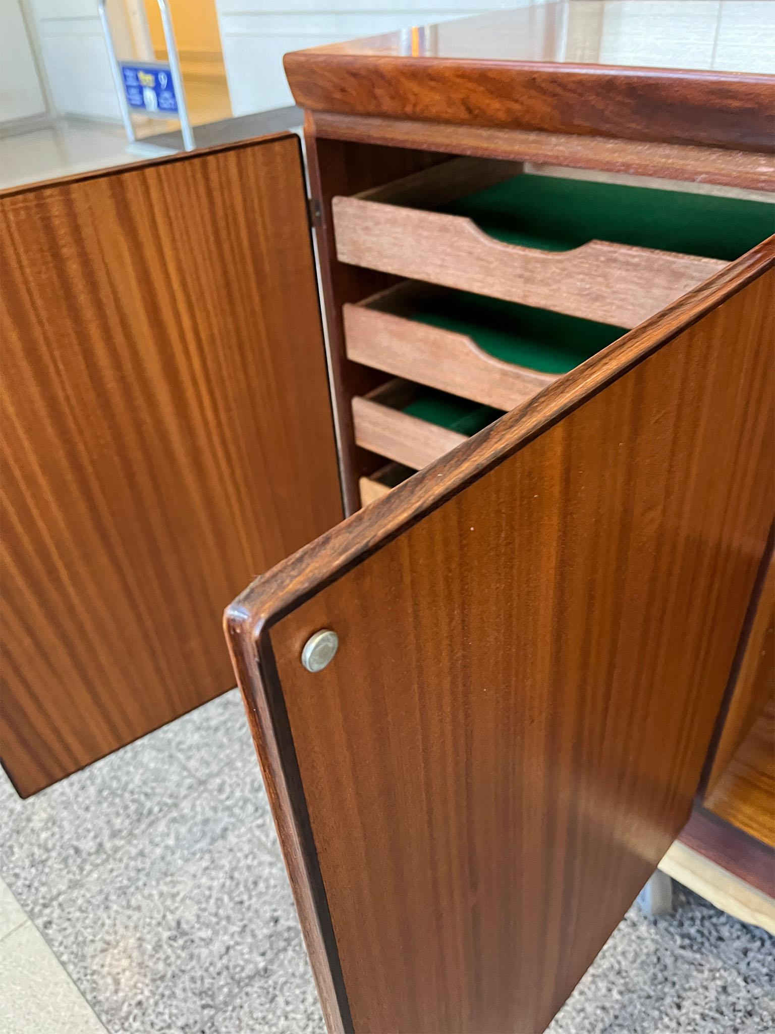 Legno Credenza moderna danese degli anni '80 in palissandro di Drylund in vendita