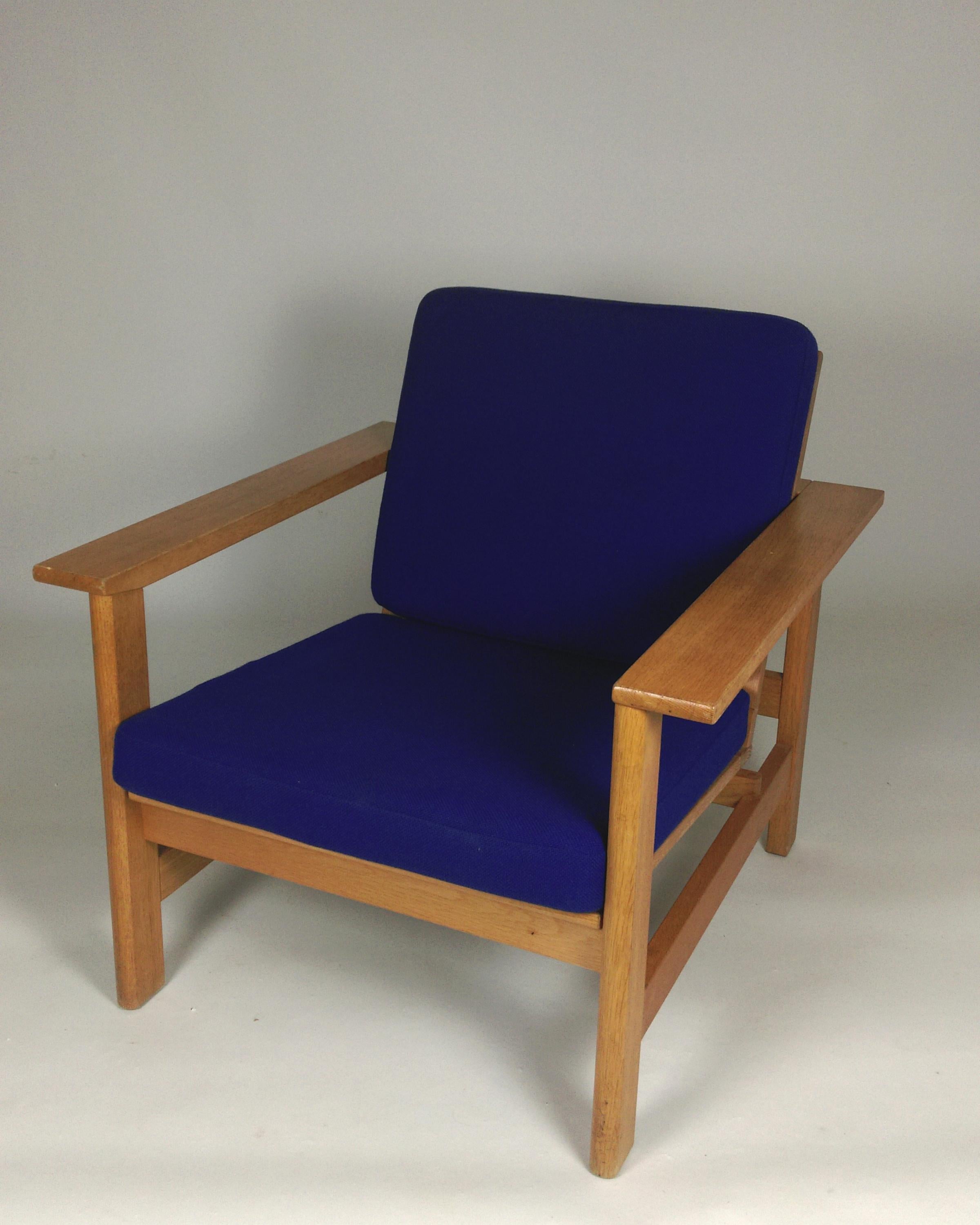 Dänischer restaurierter Soren Holst-Lounge-/Schminkstuhl aus Eiche von Fredericia Furniture, 1980er Jahre

Der Søren Holst Lounge Chair Modell 2451 wurde 1984 für Fredericia Furniture als Teil einer Serie entworfen, die auch Sofas und einen