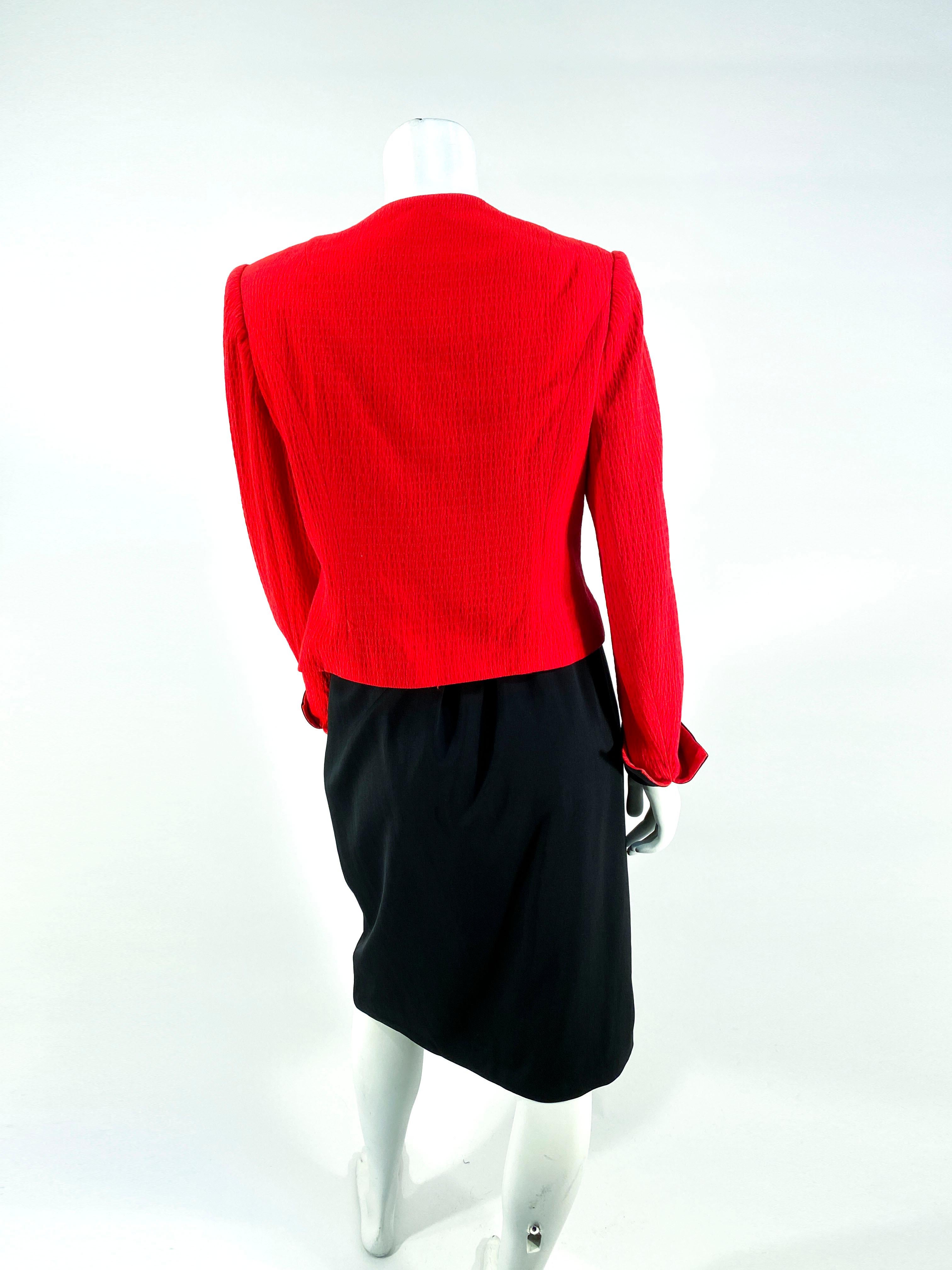 Tailleur asymétrique rouge et noir David Hayes des années 1980 Pour femmes en vente