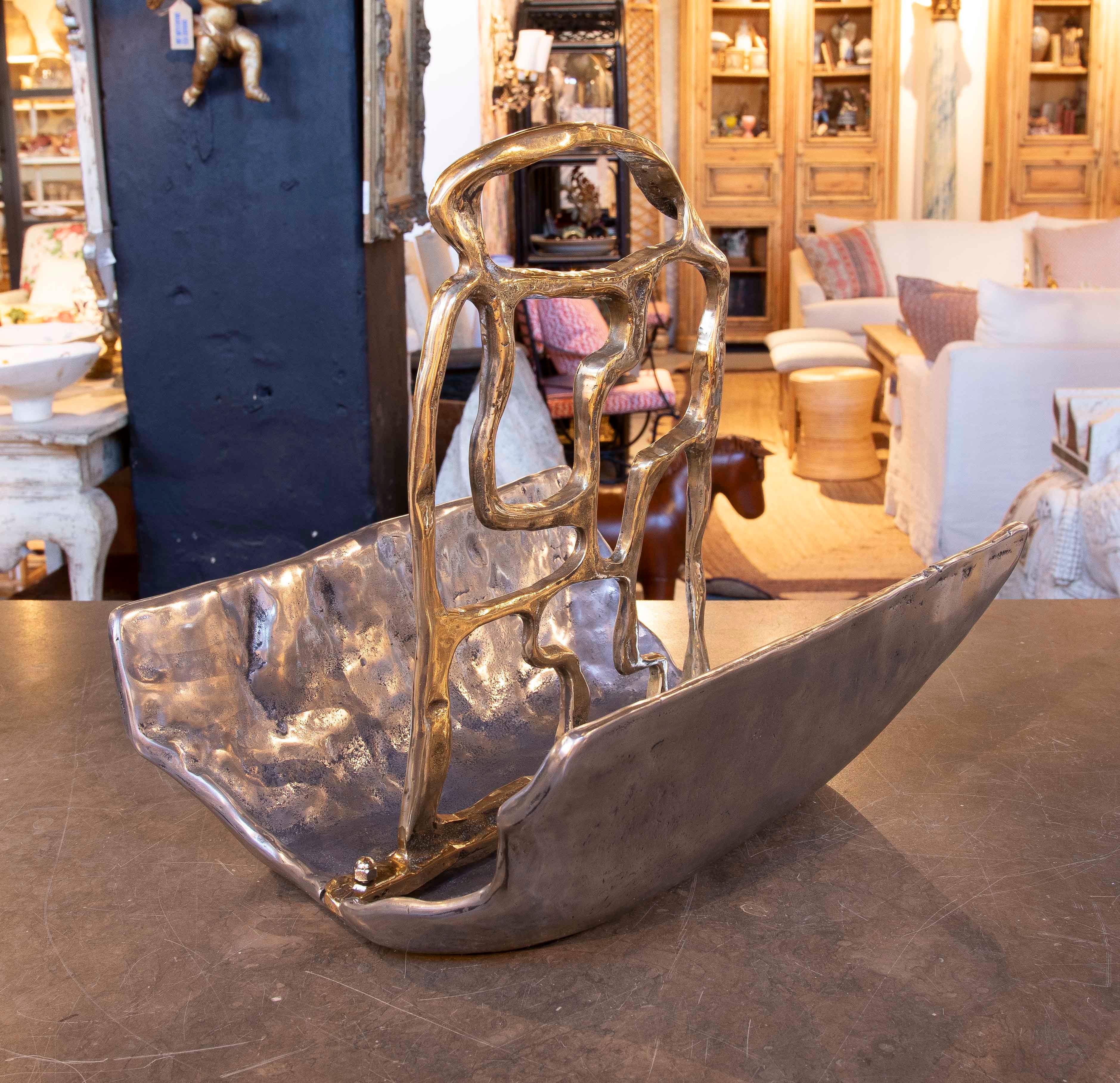 Beeindruckender Holzschuppen des Künstlers David Marshall, aus Bronze mit zwei Oberflächen in Gold und Silber. Dieses Objekt verbindet Funktionalität und Kunst mit einem fließenden und zeitgenössischen Design, das mit skulpturalen Messinggriffen