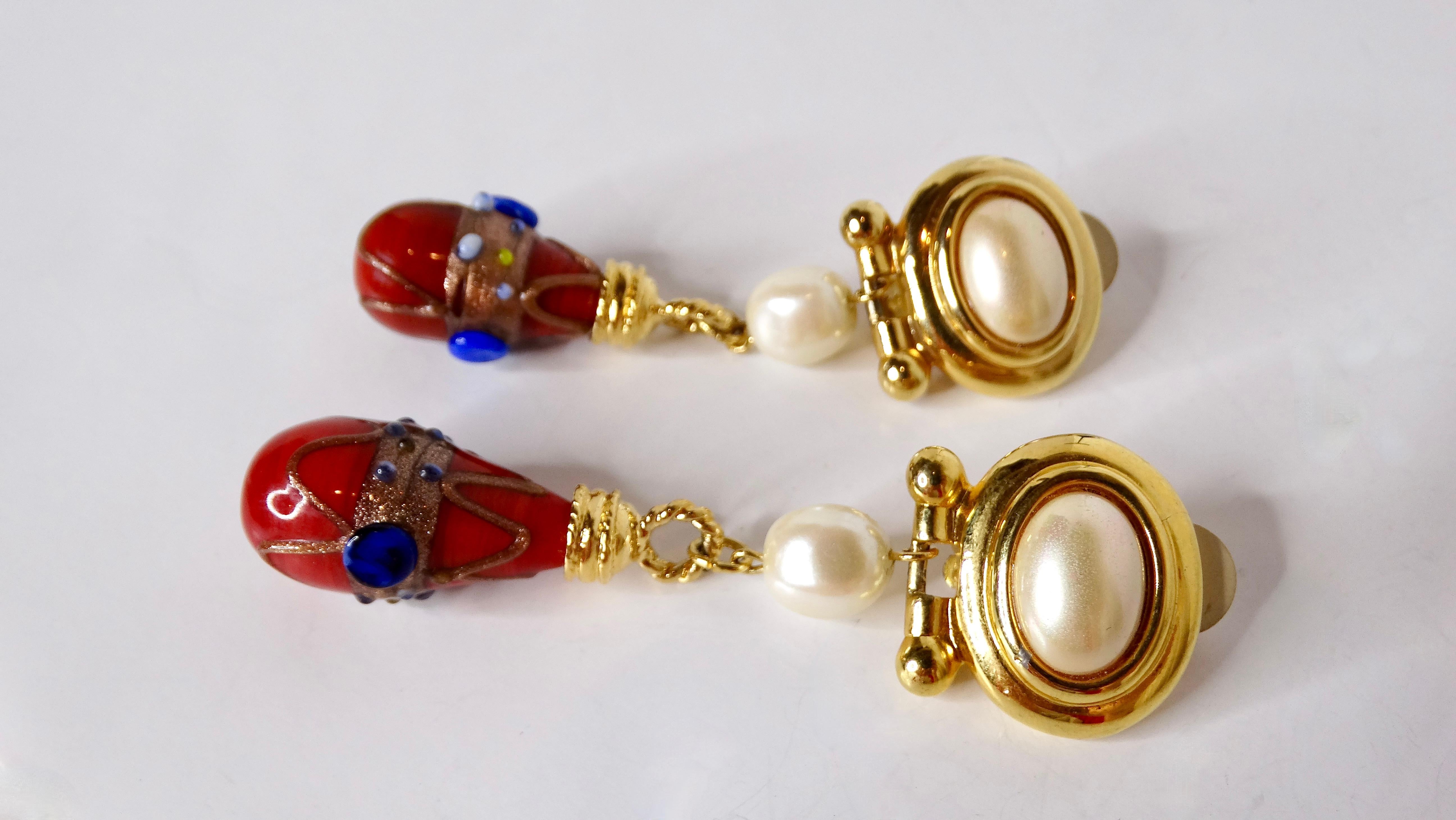 Entra nel mondo audace e glamour degli anni '80 con questi splendidi orecchini a goccia con perle di costume placcati in oro 18k ispirati a David Webb. Con bellissime perle di costume incastonate tra dettagli intricati placcati in oro 18 carati,