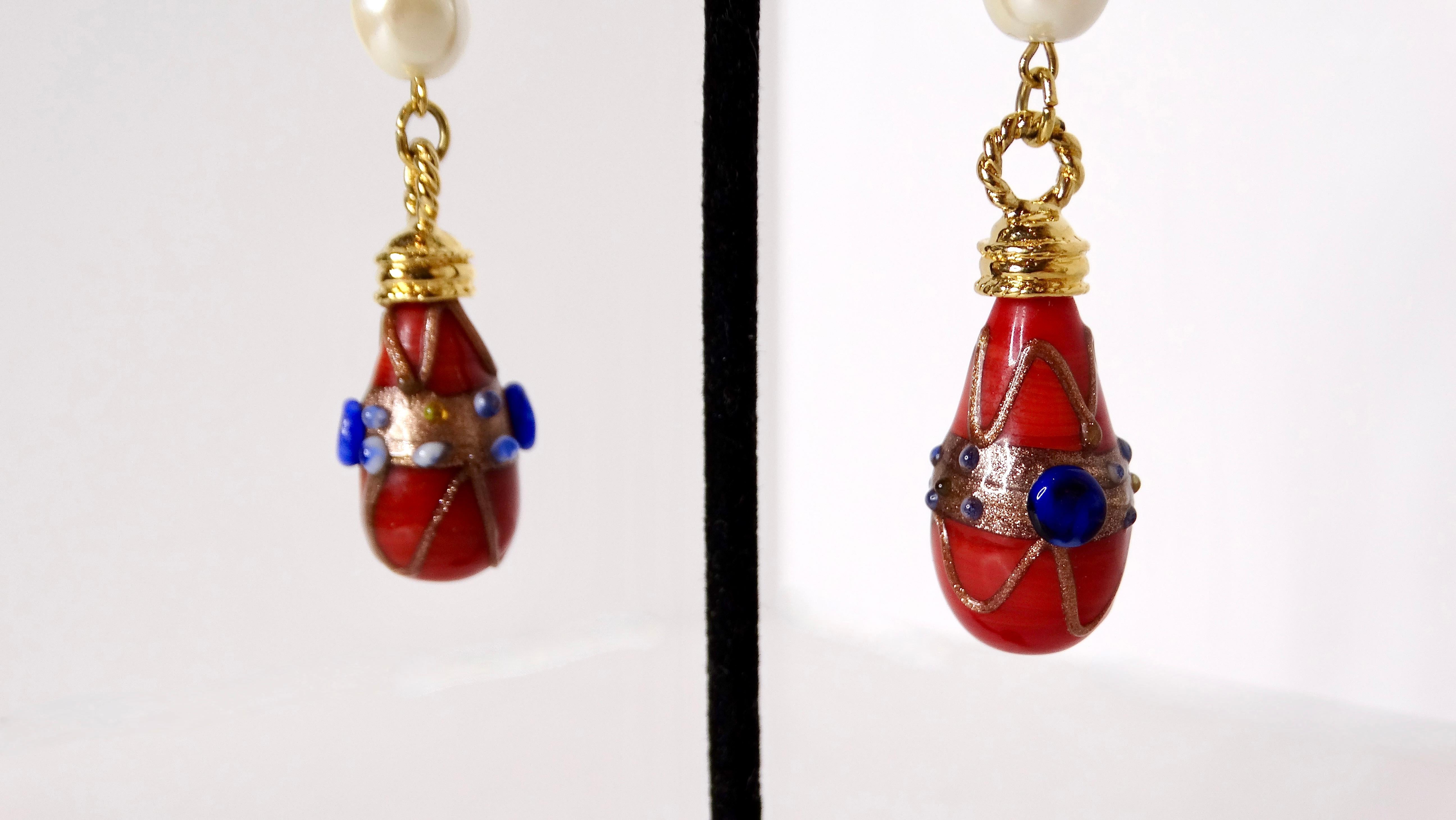 Orecchini a goccia in costume con perle placcate in oro 18 carati degli anni '80 ispirati a David Webb In condizioni buone in vendita a Scottsdale, AZ