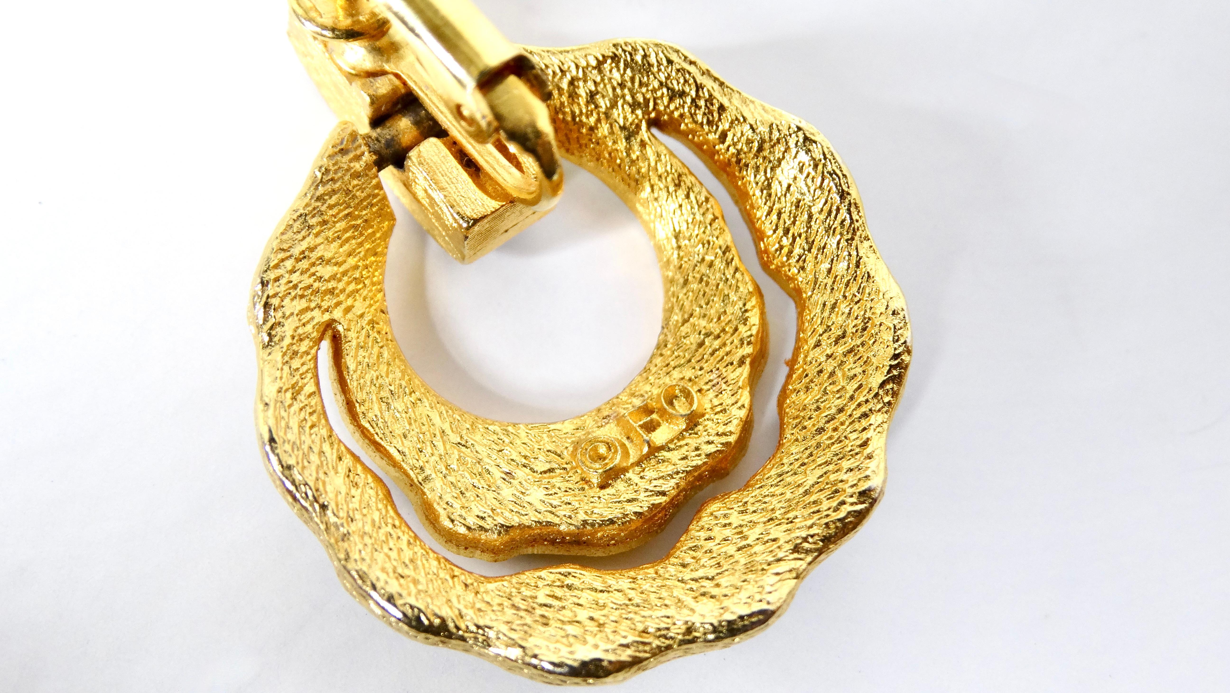 Eleva la tua collezione di accessori con questi splendidi cerchi stile battente degli anni '80 ispirati a David Webb con smalto blu e verde placcato oro 18k. Realizzati con un occhio di riguardo per l'eleganza, questi orecchini a leva catturano