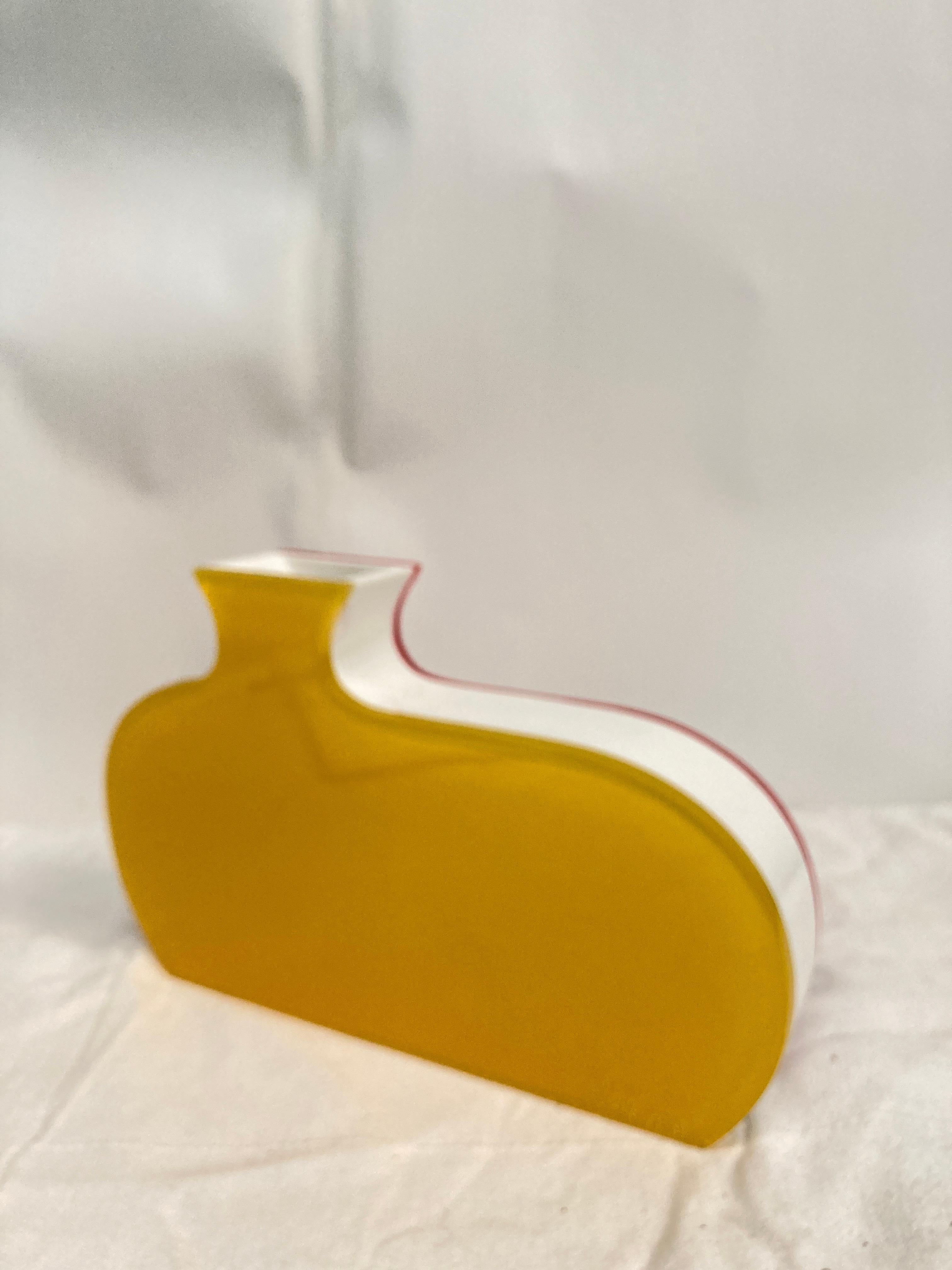 1980's decorative design vase In Good Condition For Sale In New York, NY