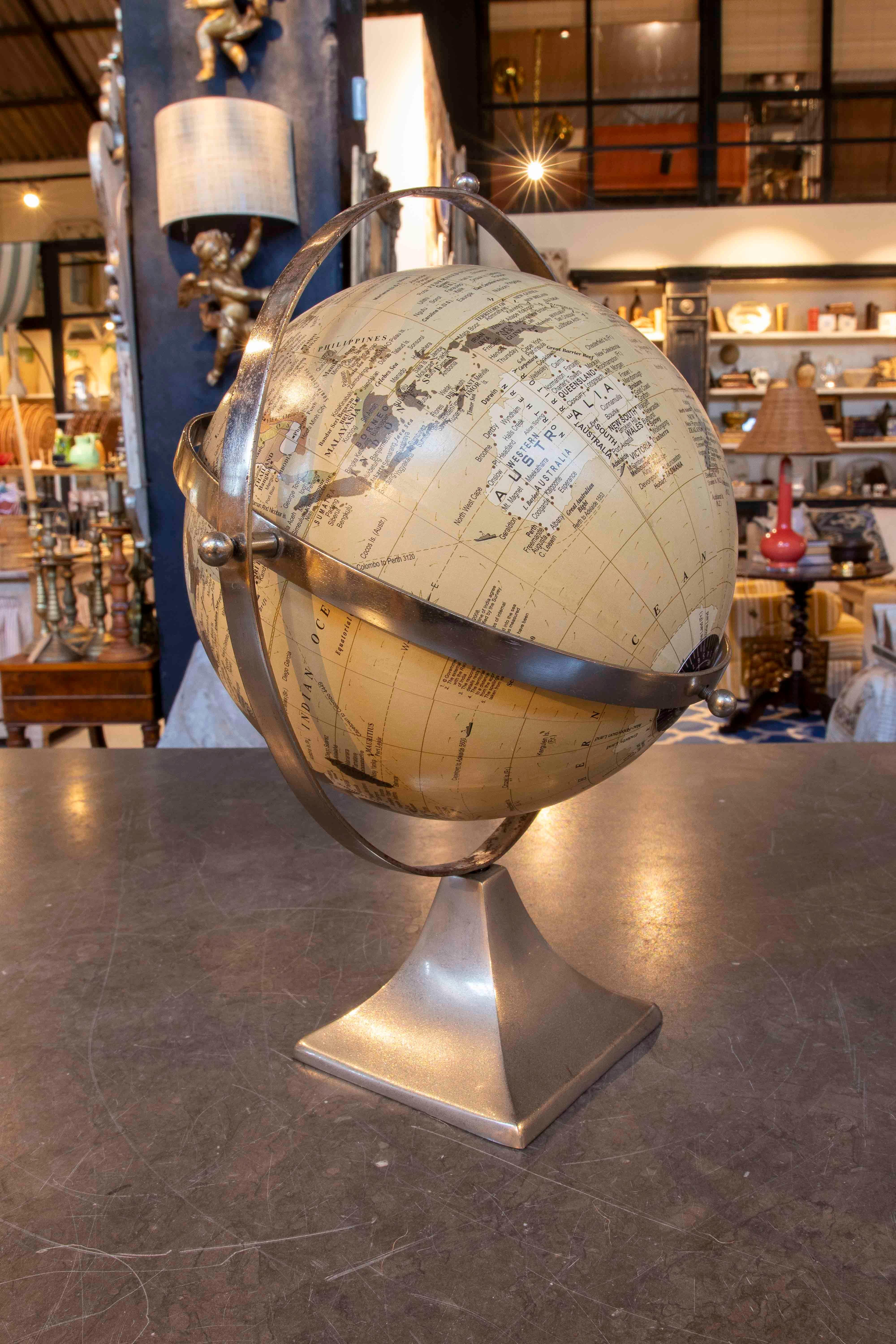 Europeo Globo decorativo anni '80 con base in metallo in vendita