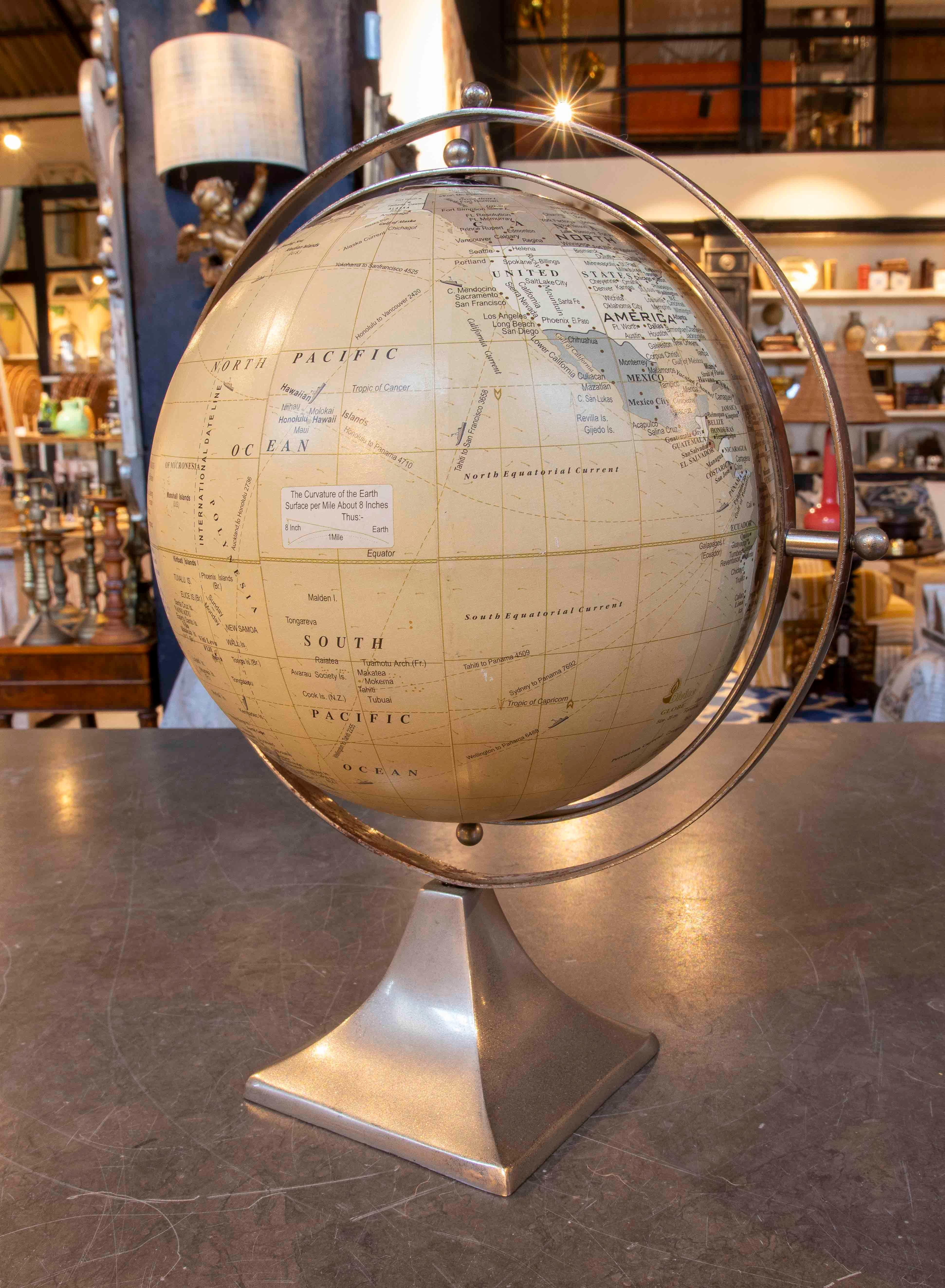 Globo decorativo anni '80 con base in metallo In condizioni buone in vendita a Marbella, ES