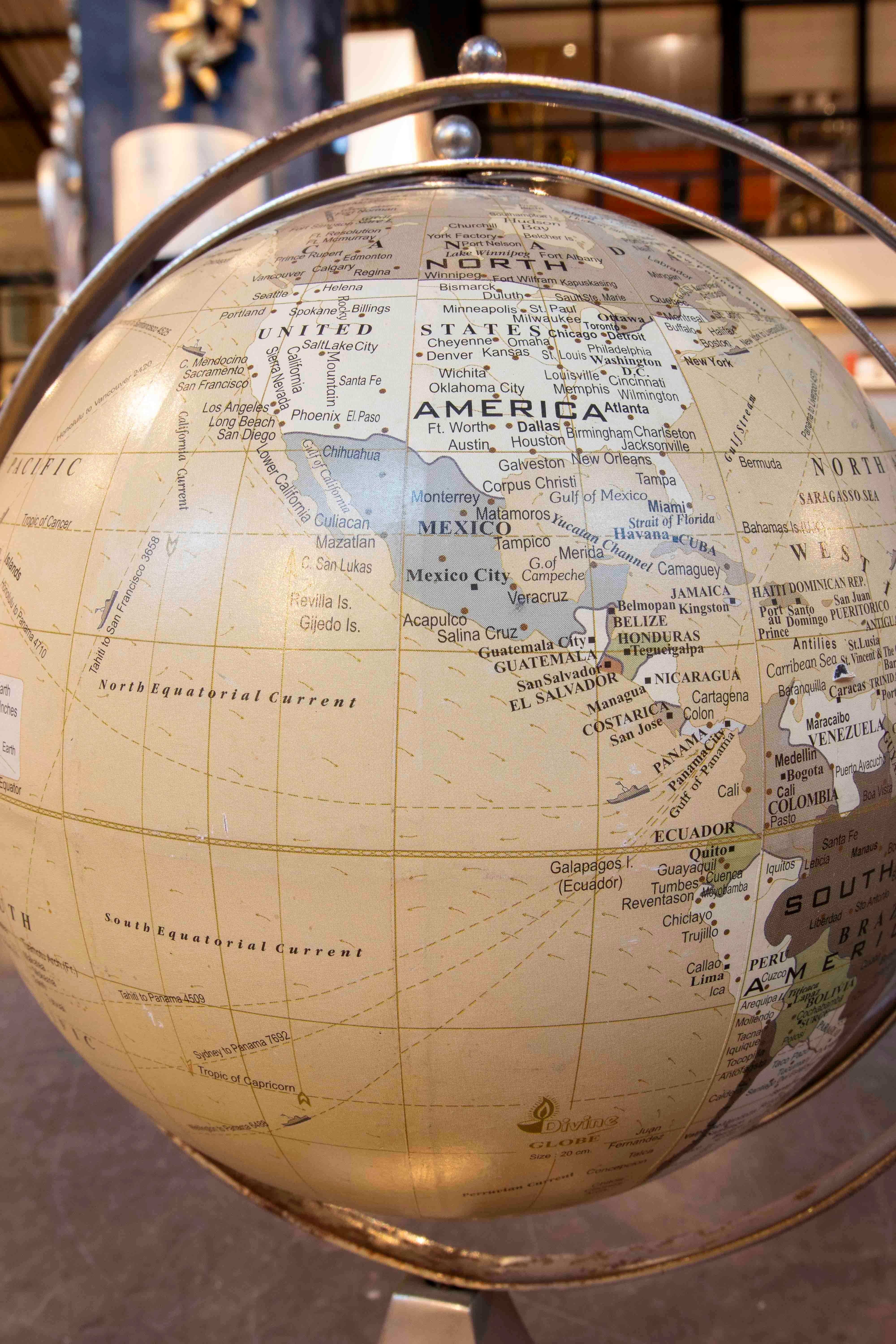 XX secolo Globo decorativo anni '80 con base in metallo in vendita
