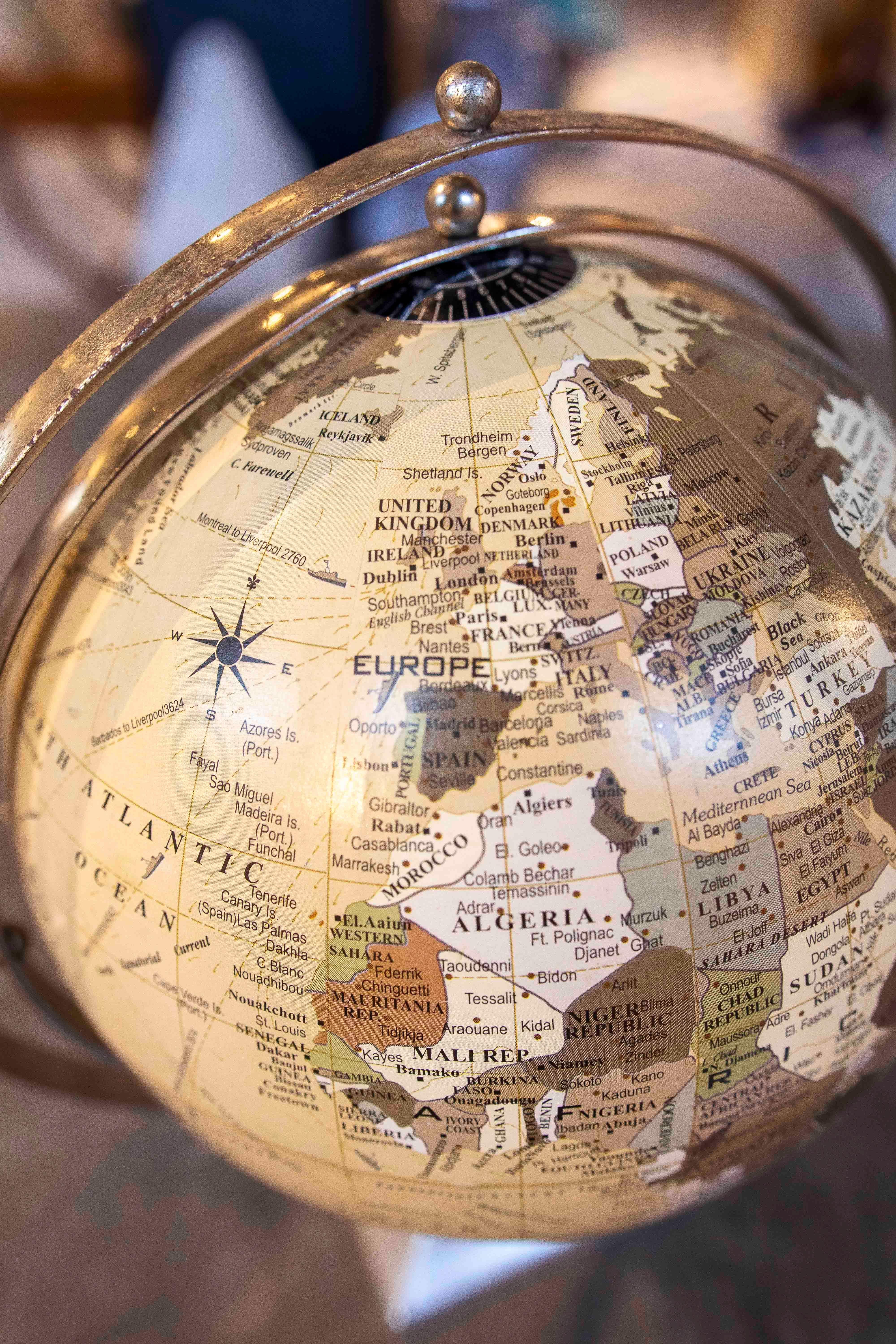 Globo decorativo anni '80 con base in metallo in vendita 1