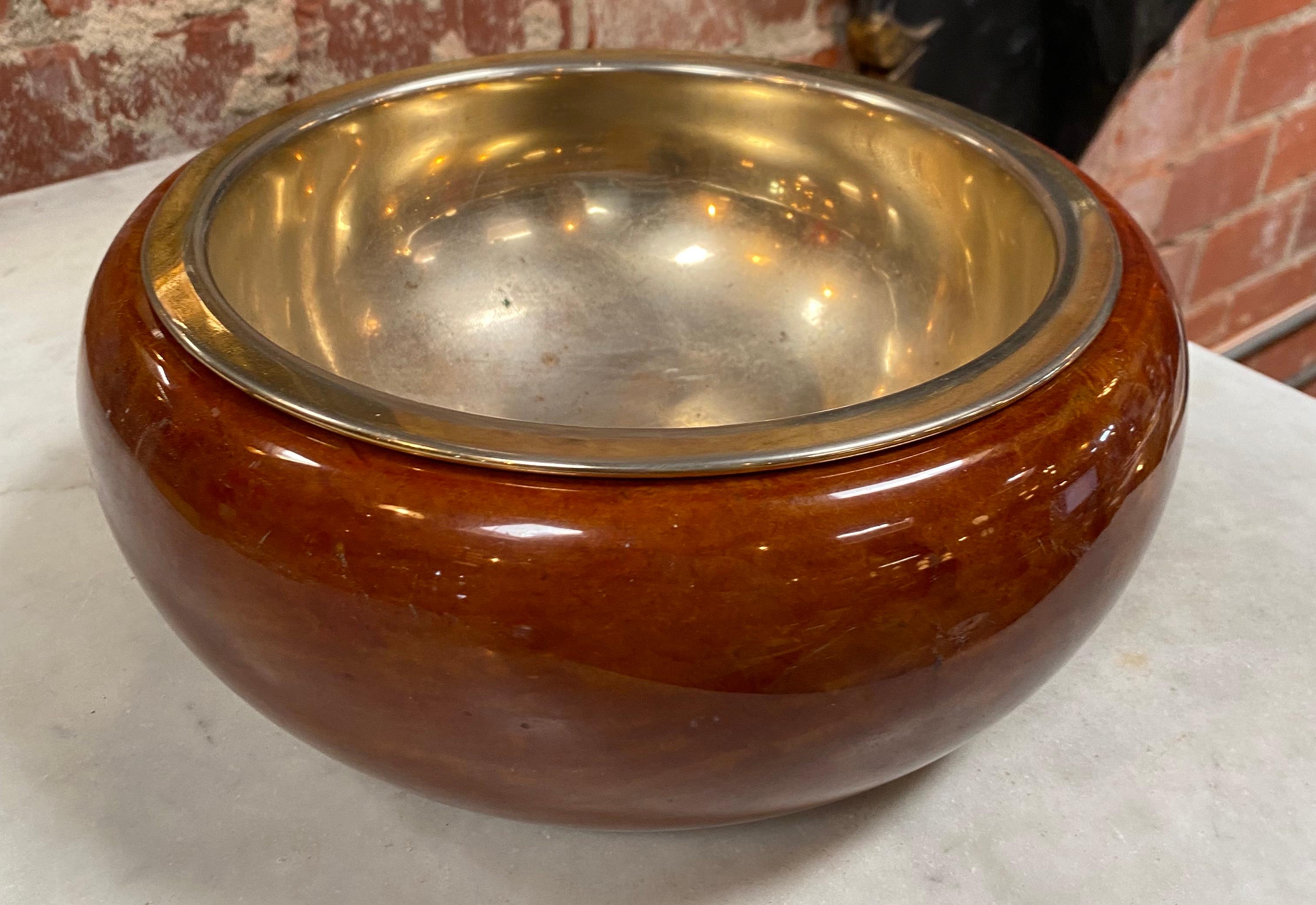 1980s Decorative Italian Brass and Wood Bowl In Good Condition For Sale In Los Angeles, CA