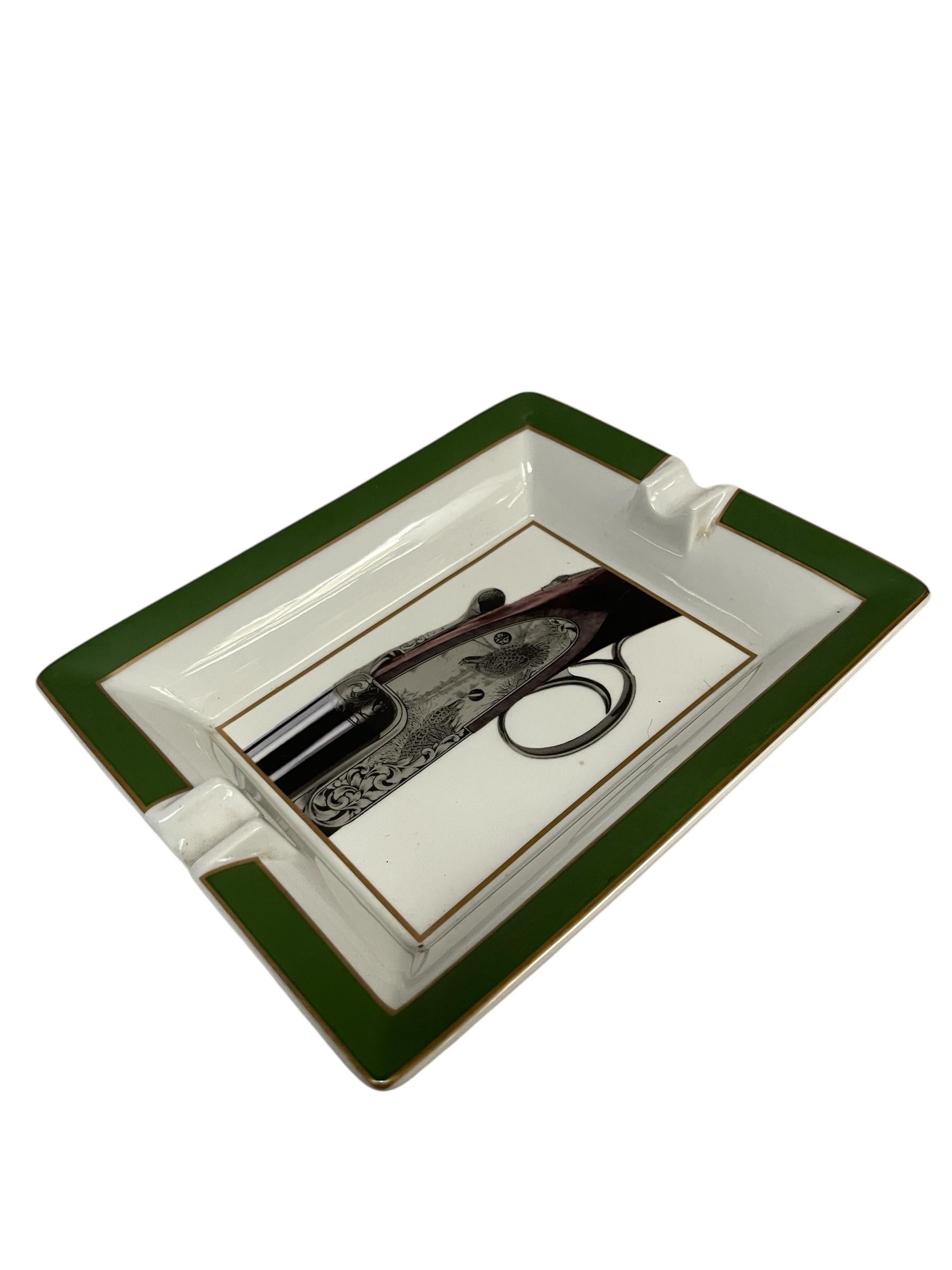 Pochettes ou cendriers décoratifs en porcelaine des années 1980 par Asprey London
Avec une décoration en forme de riffle
