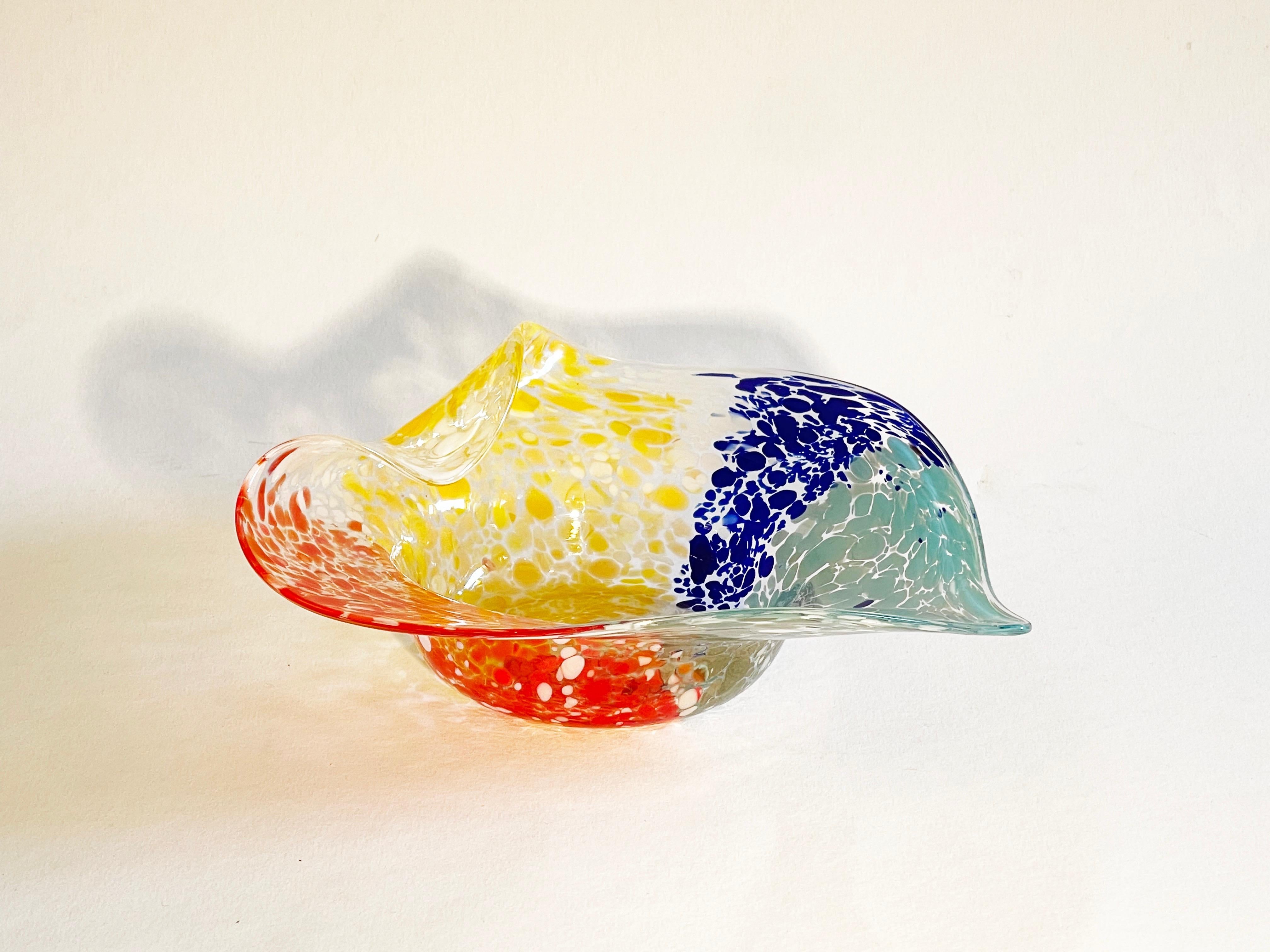 Coupe italienne des années 1980 en verre de Murano multicolore.
En forme de cœur feuillu très délicat, fabriqué à la main avec les confettis dans un tourbillon de turquoise, de bleu, de rouge, de jaune et de blanc.
Design/One typique des années 80
