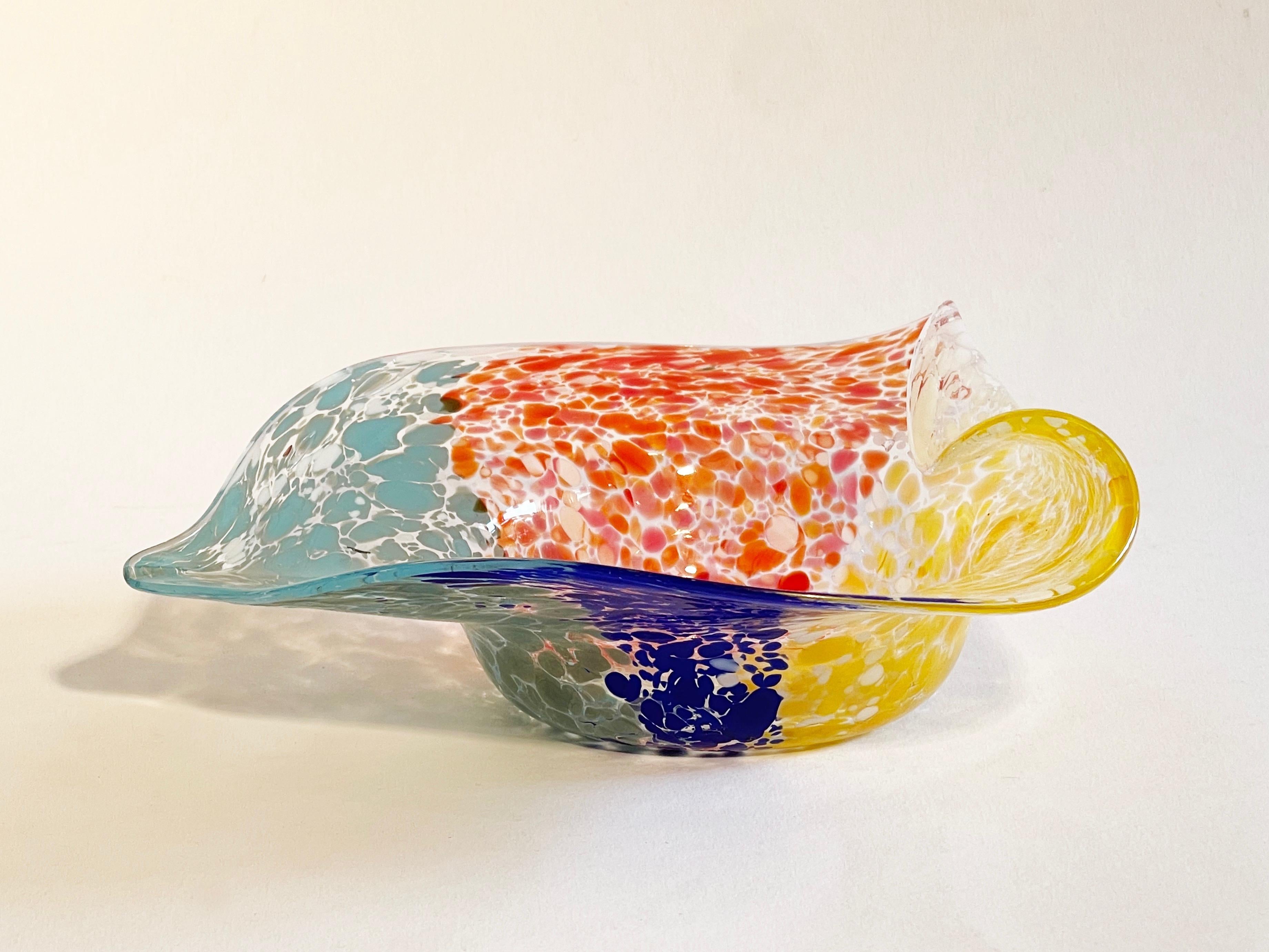Mid-Century Modern Bol Millefiori Confetti en verre de Murano délicat en forme de cœur en cuir des années 1980 en vente